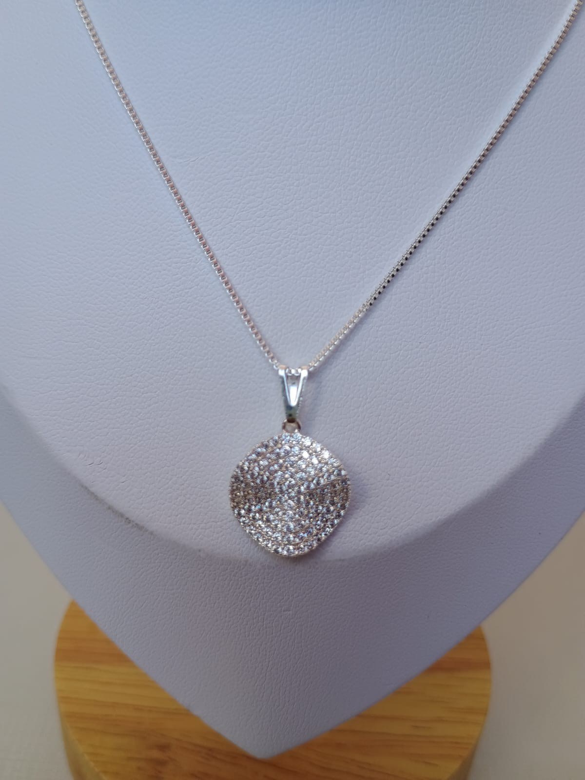 Colar com pingente orgânico cravejado com zircônias