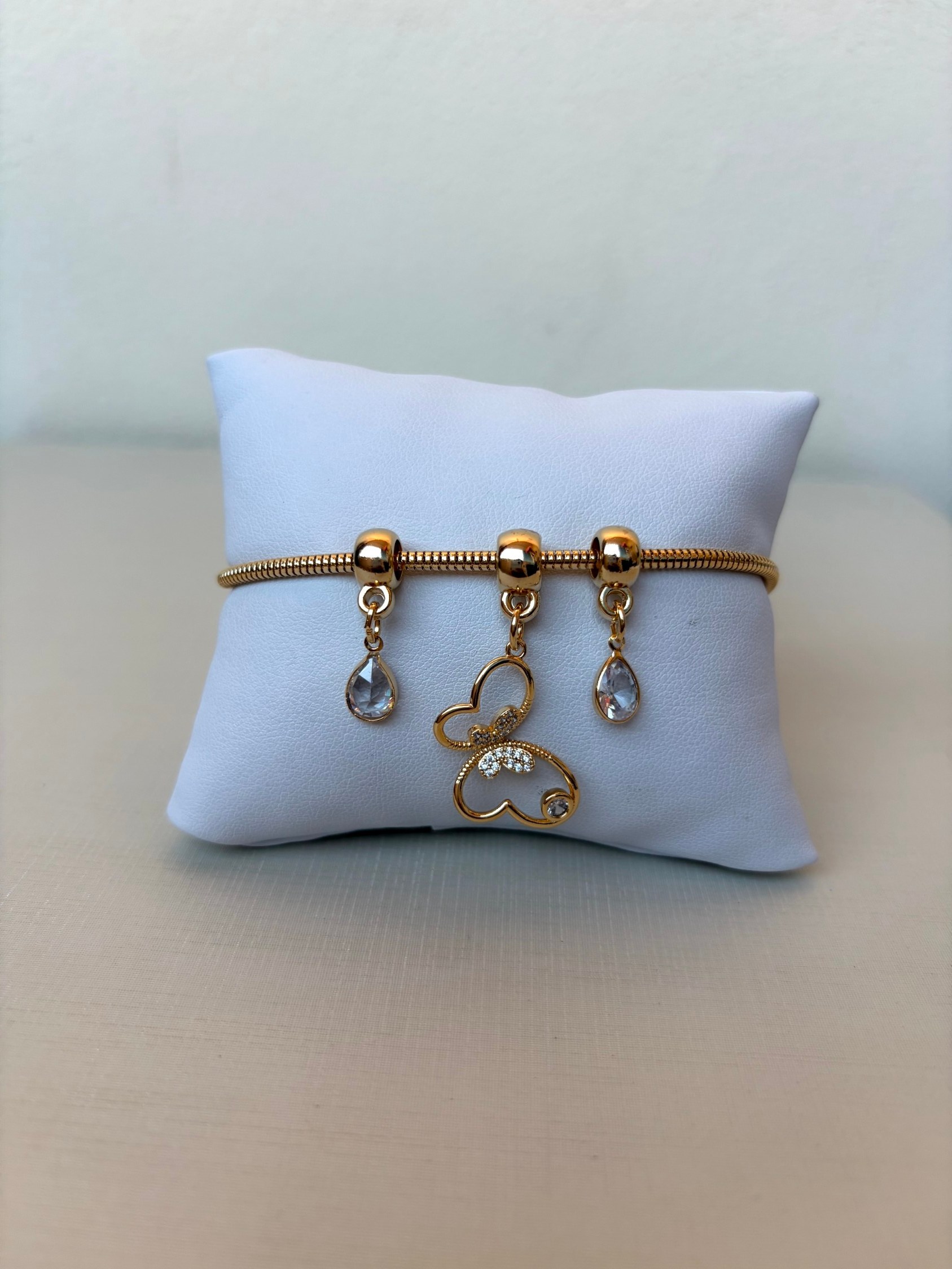 Pulseira com borboleta e pontos de luz