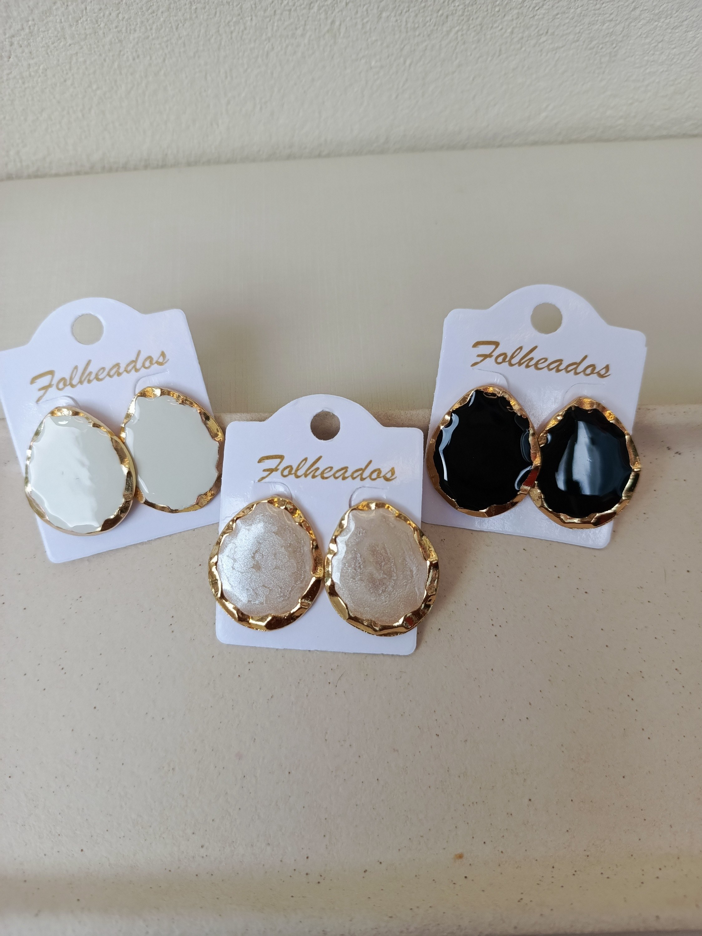 Brinco resinado com a borda dourada