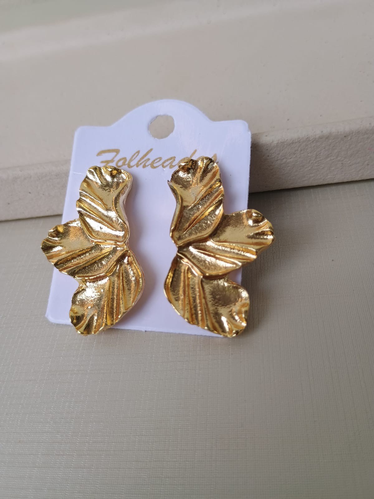 Brinco dourado de folha