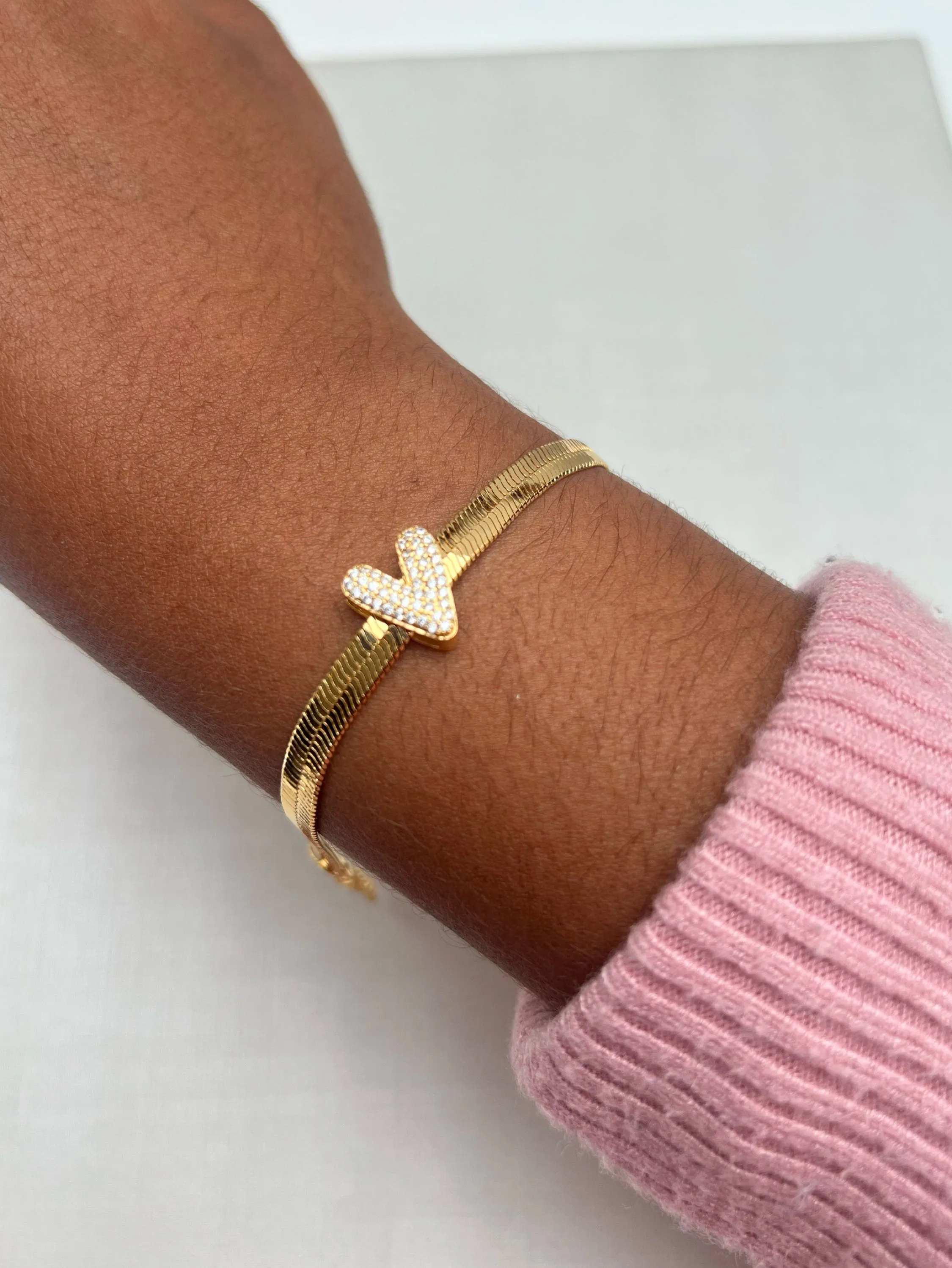 Pulseira fita pingente coração cravejado de strass