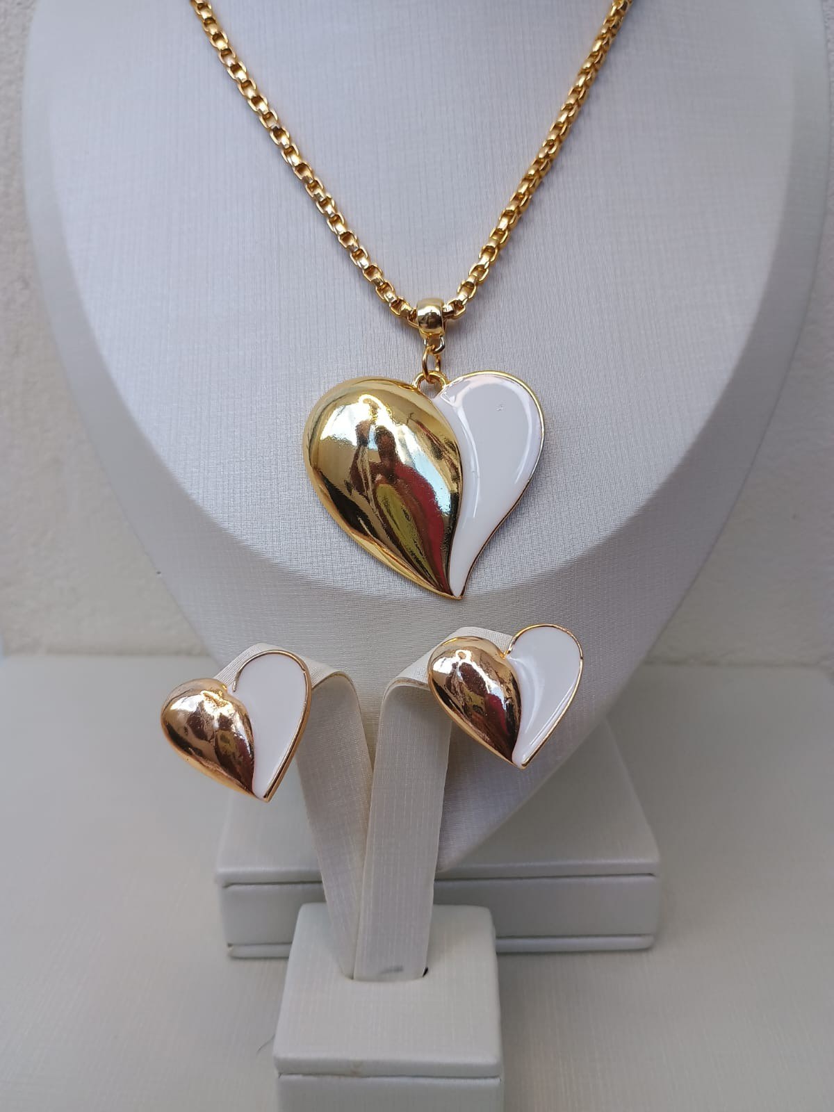 Colar correntaria coração dourado e branco