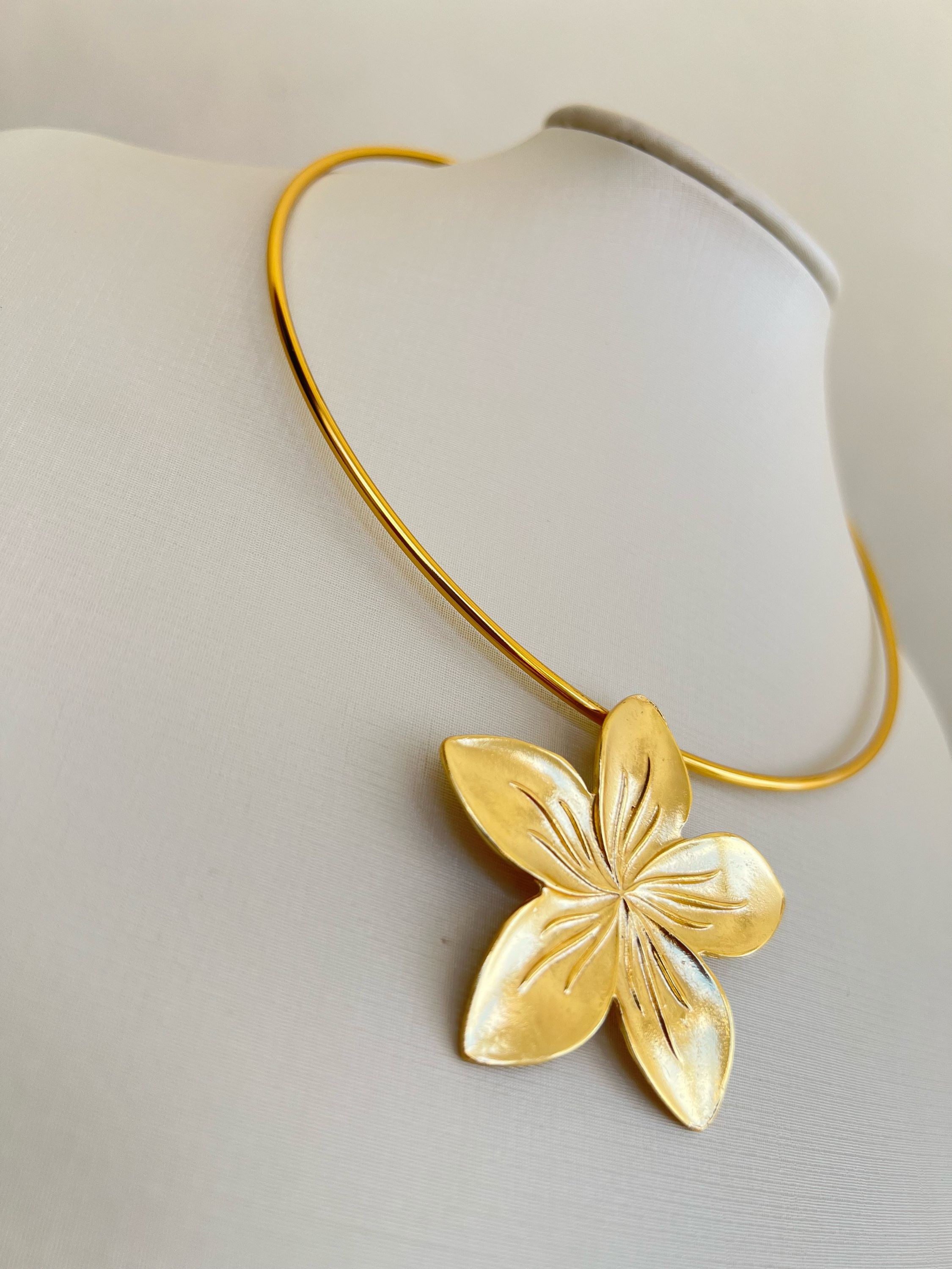 Choker aro pingente flor