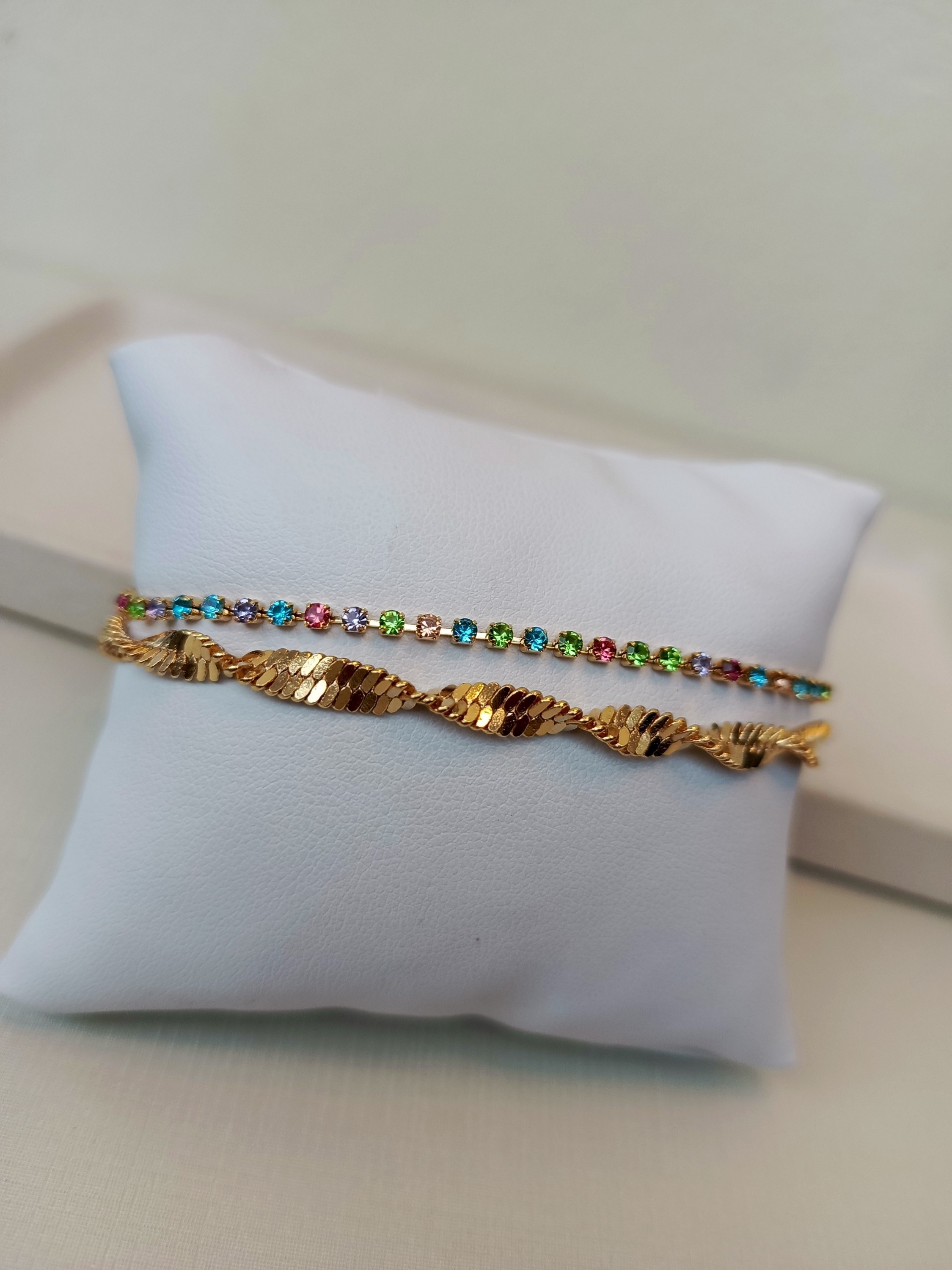 Pulseira torcida com riviera colorida