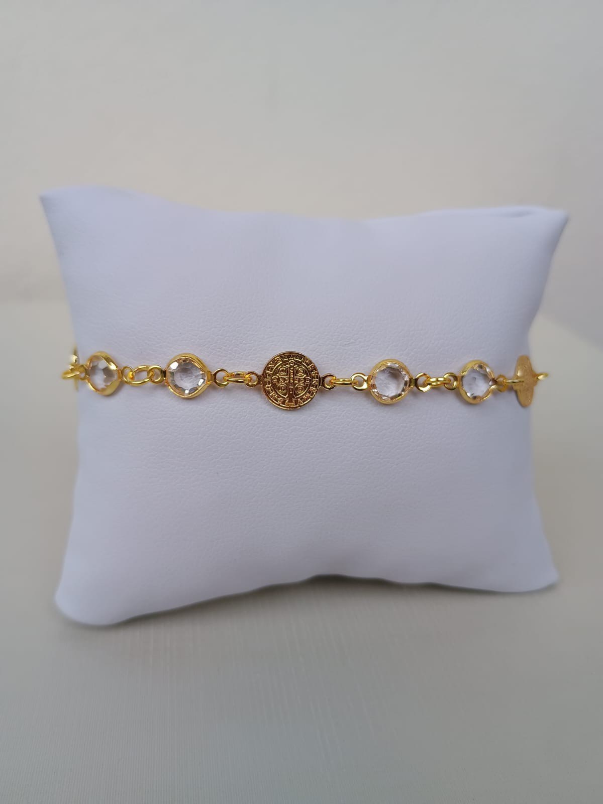 Pulseira com com medalha de São Bento e cristais