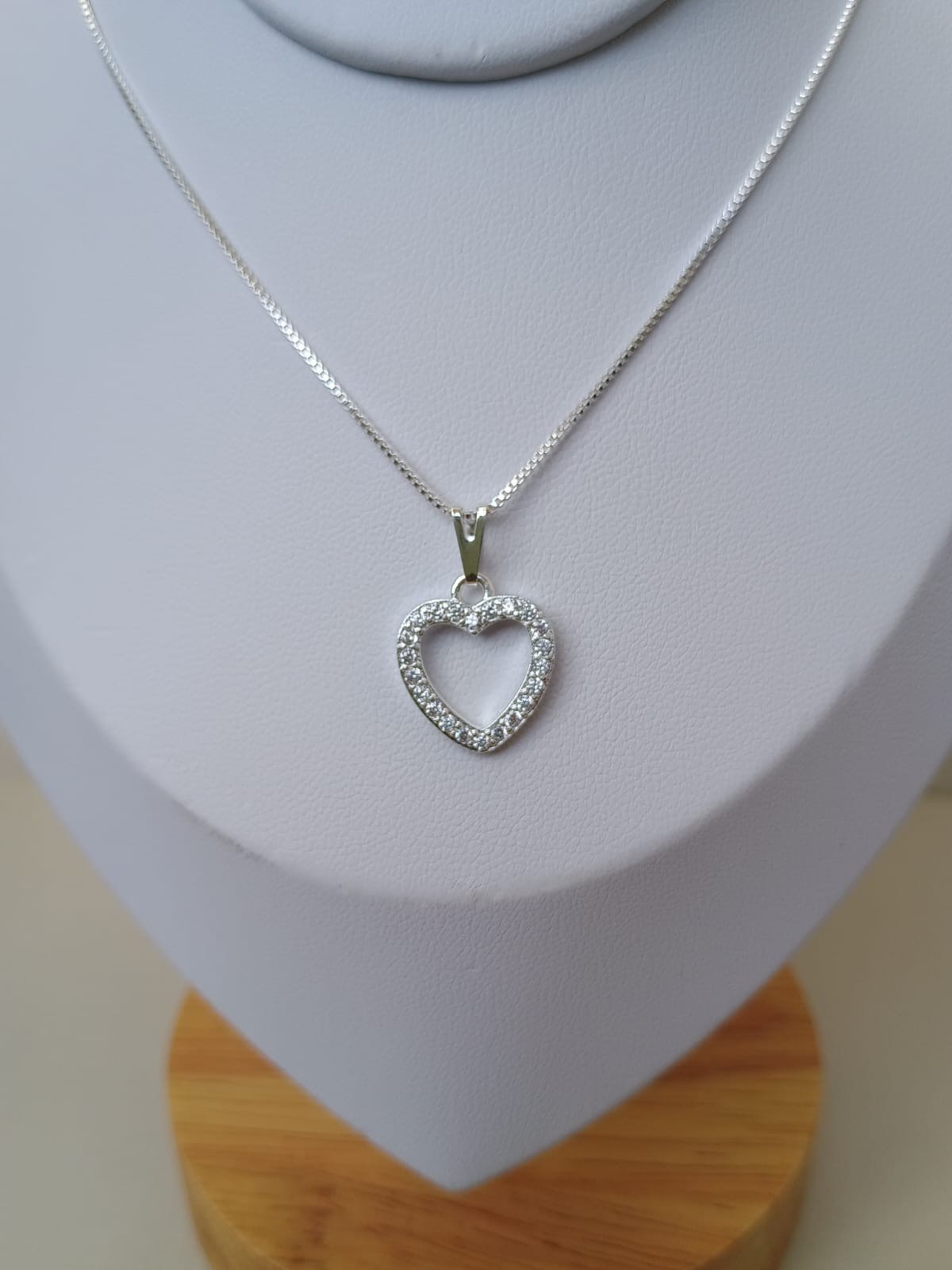 Colar com pingente de coração vazado com strass