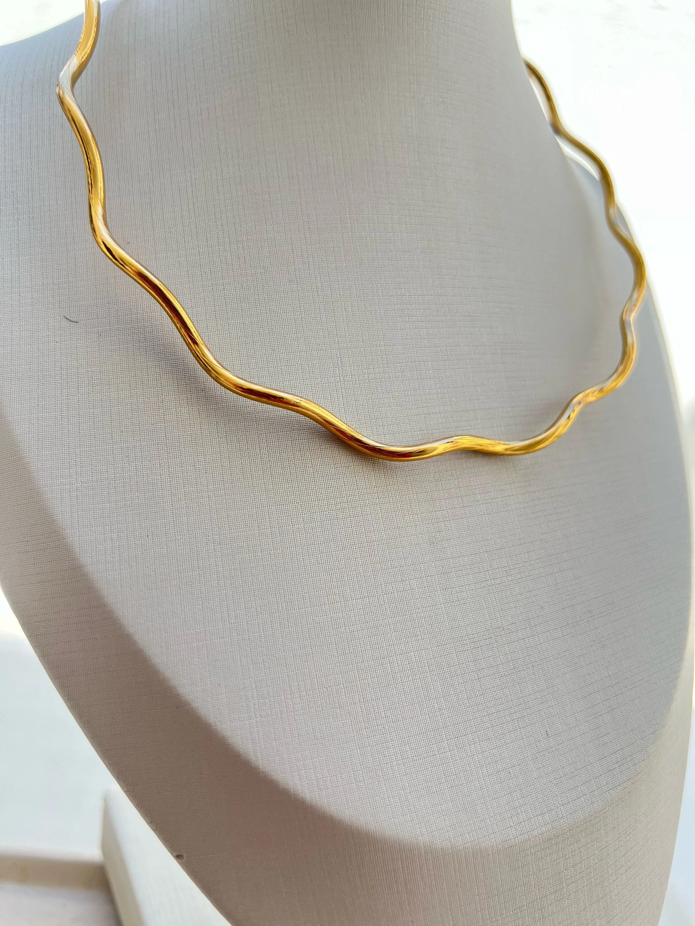 Choker fina ondulada