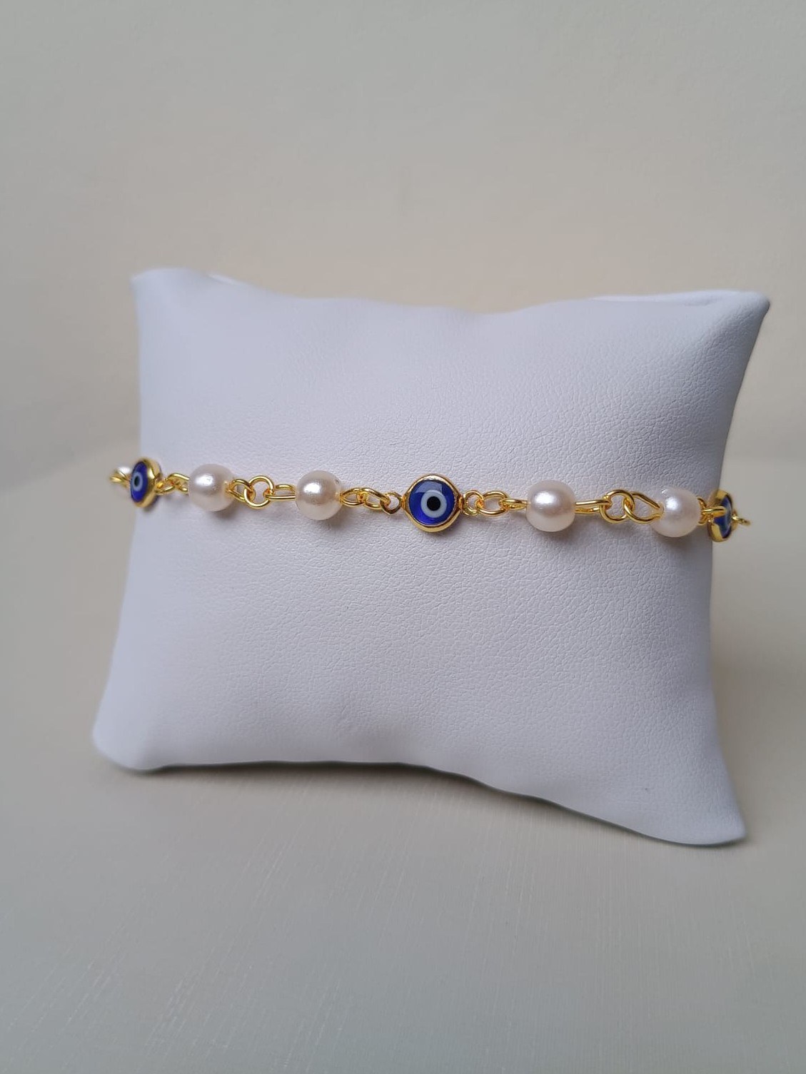 Pulseira com pérolas e olho grego