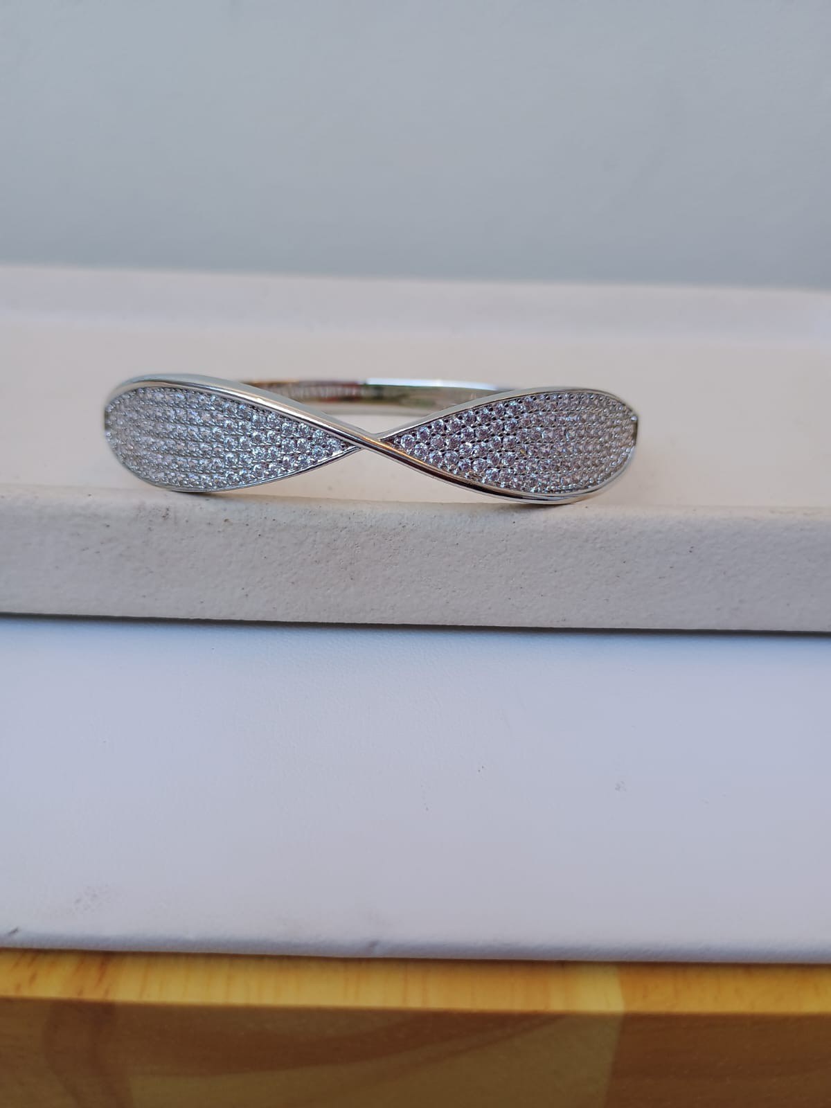 Bracelete torcido cravejado com zircônias