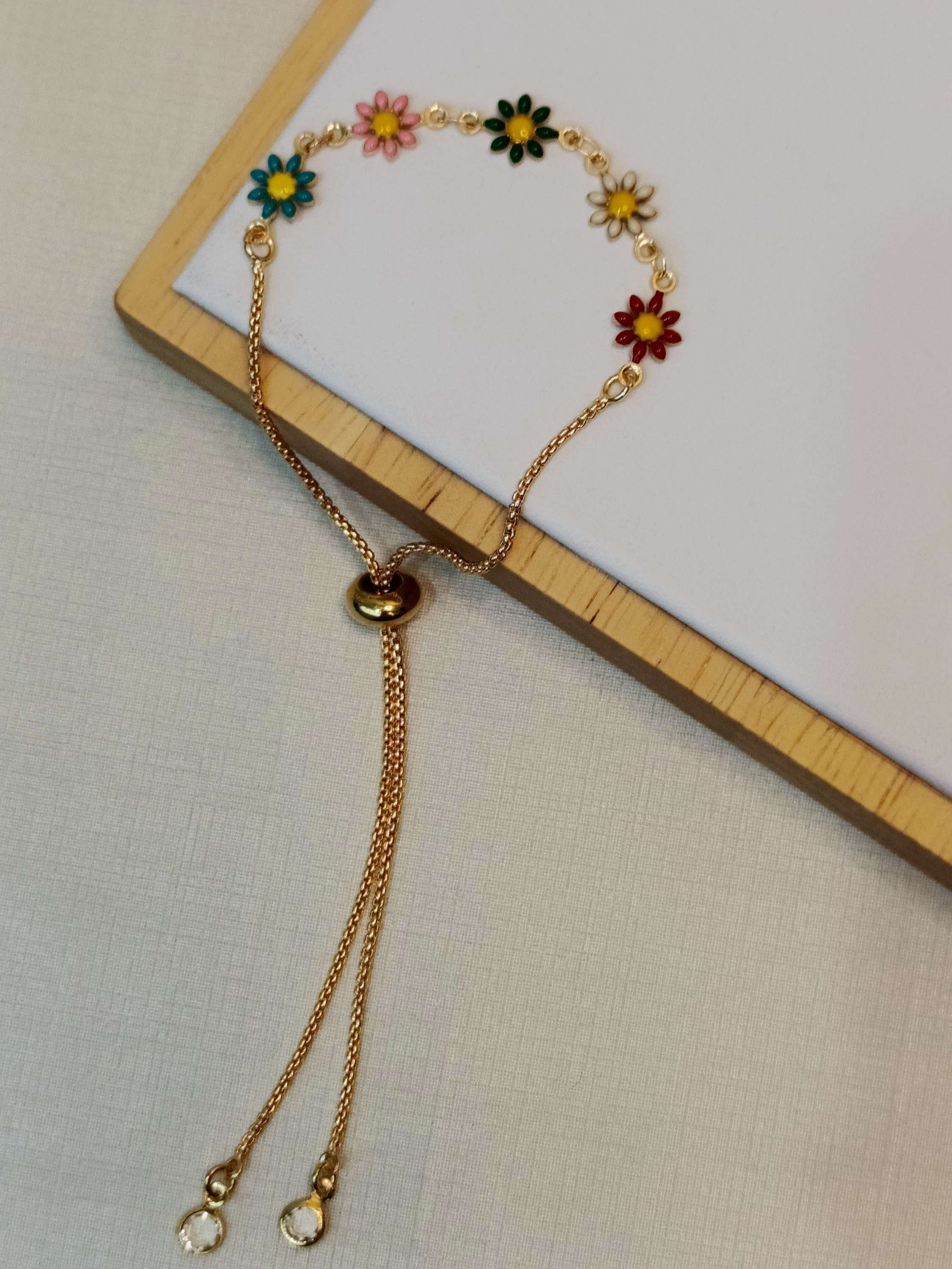 Pulseira ajustável com pingente de flores