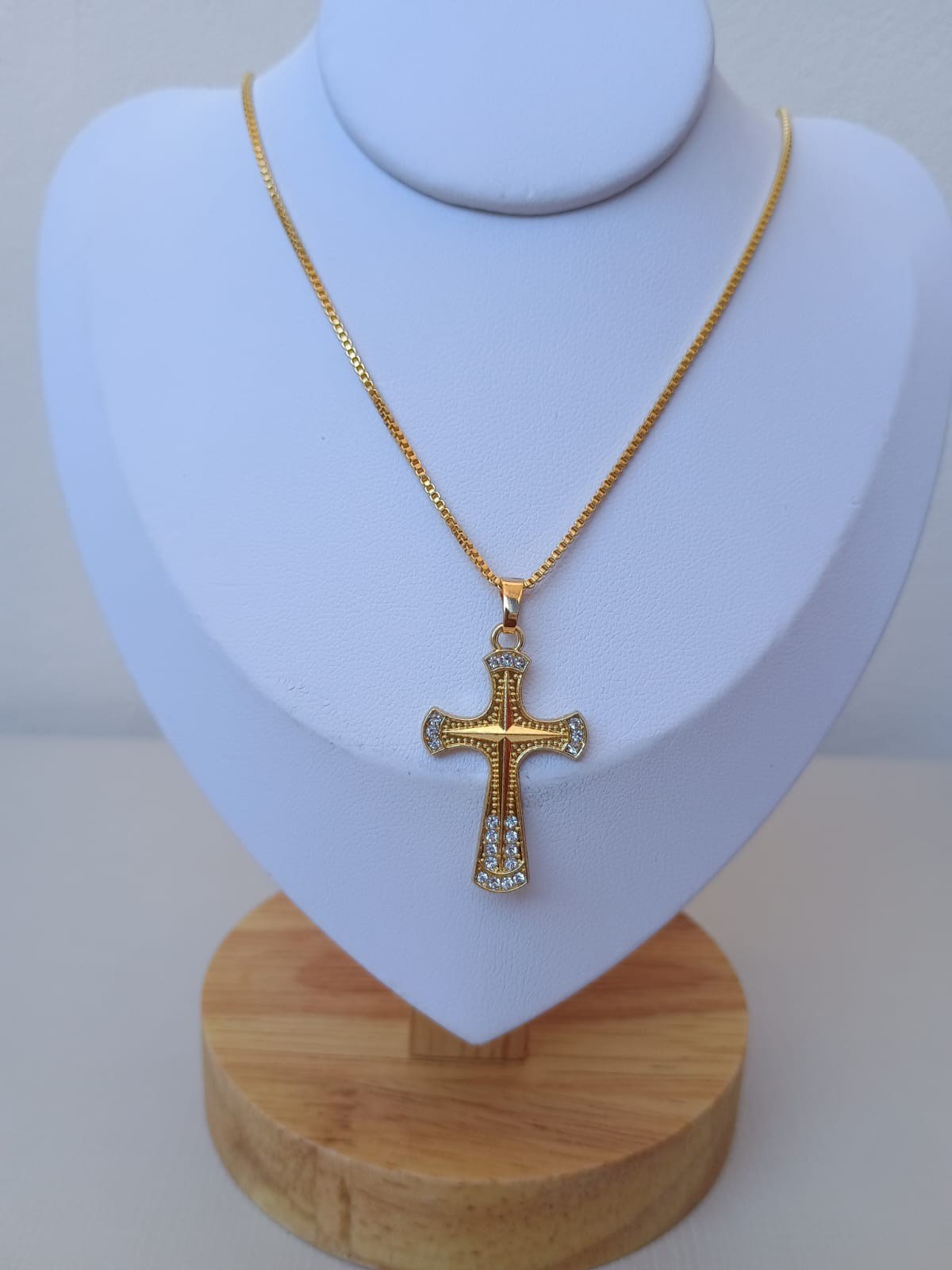 Colar com cruz detalhada e cravejada