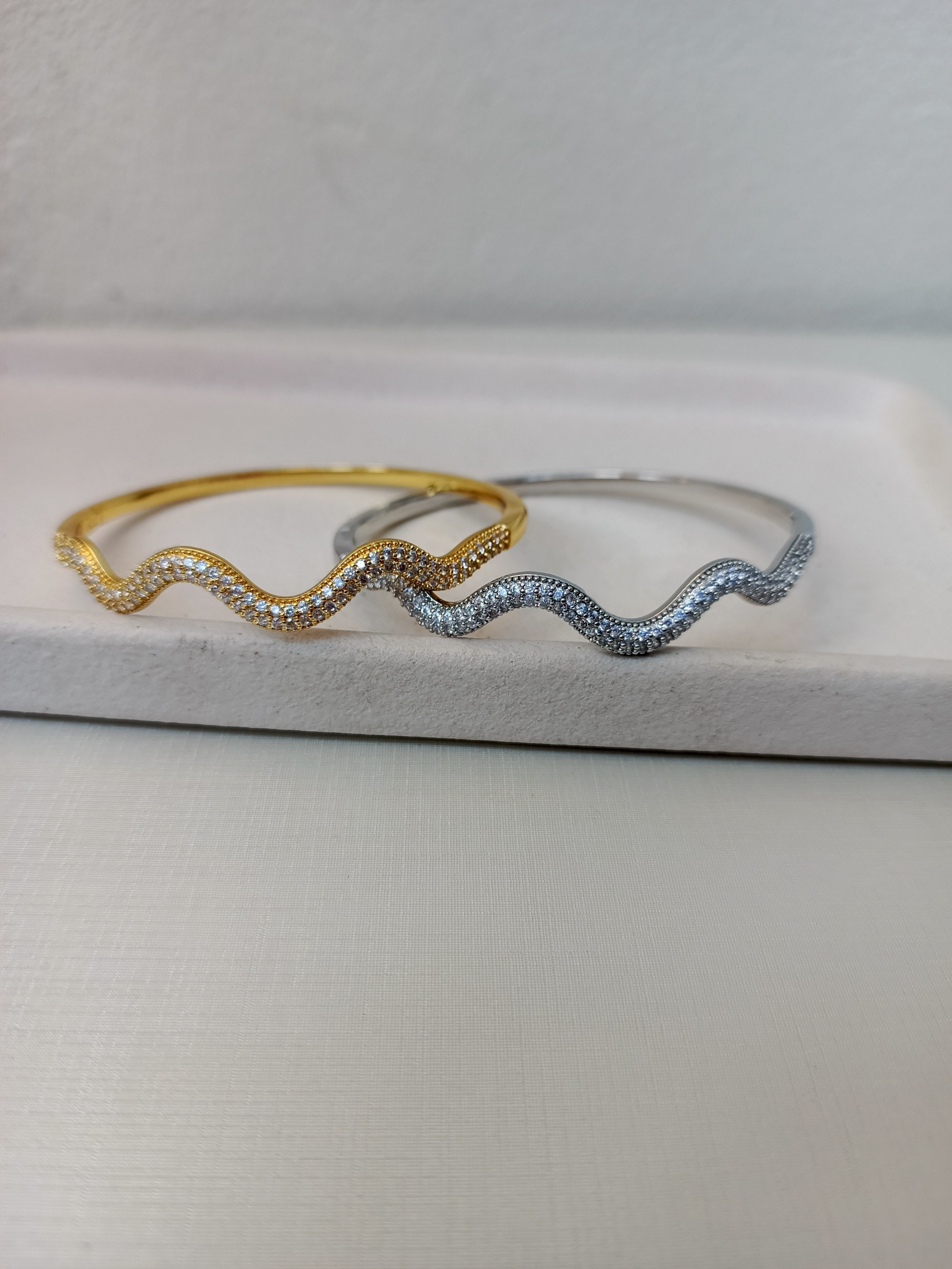 Bracelete ondulado cravejado com zircônias