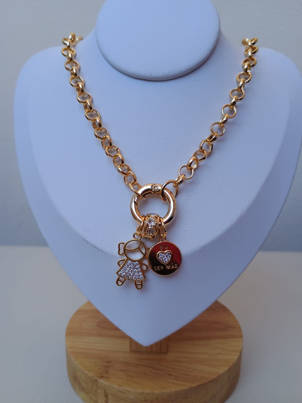 Colar correntaria com pingentes cravejados e menina