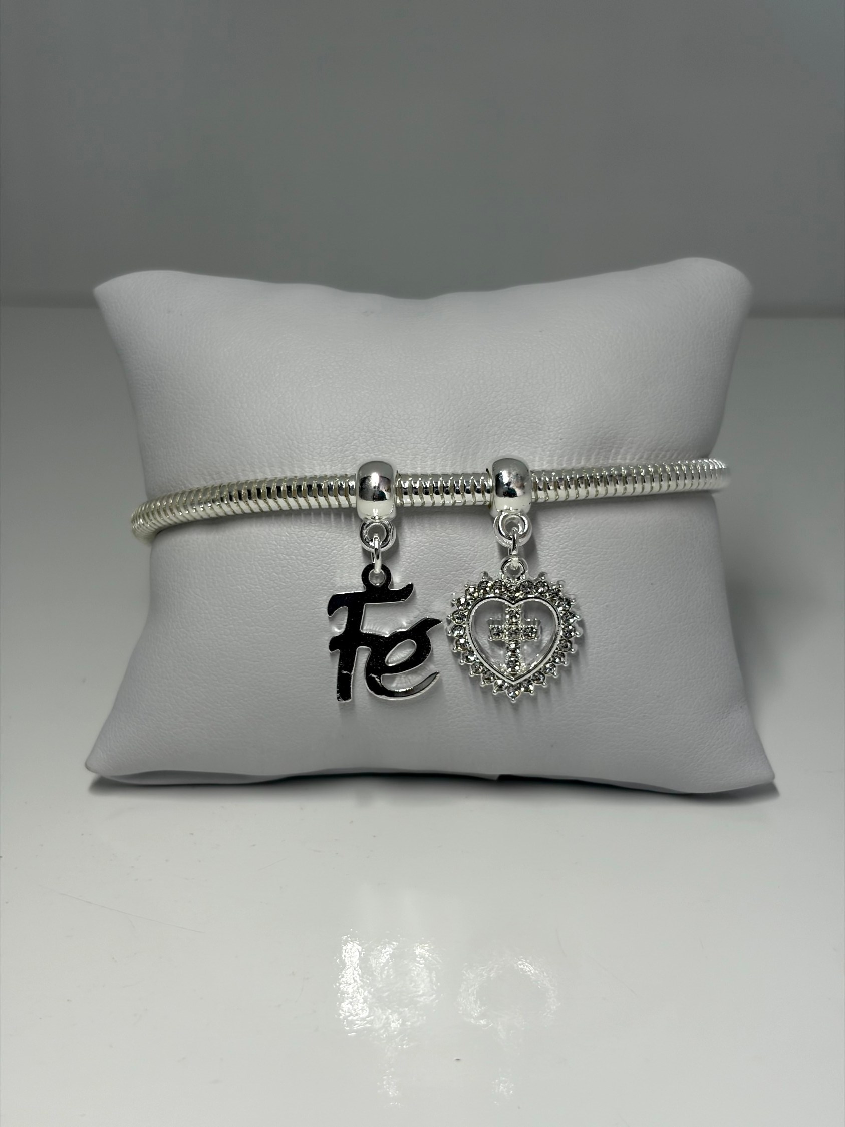 Pulseira com pingente de coração com cruz e Fé
