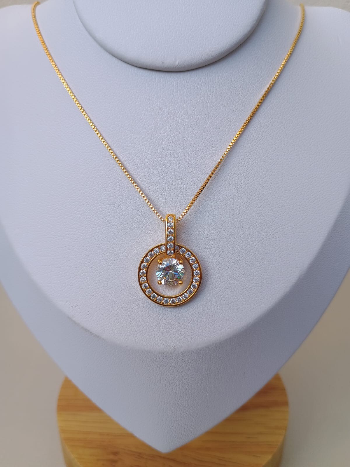 Colar circular cravejado com zircônias e ponto de luz