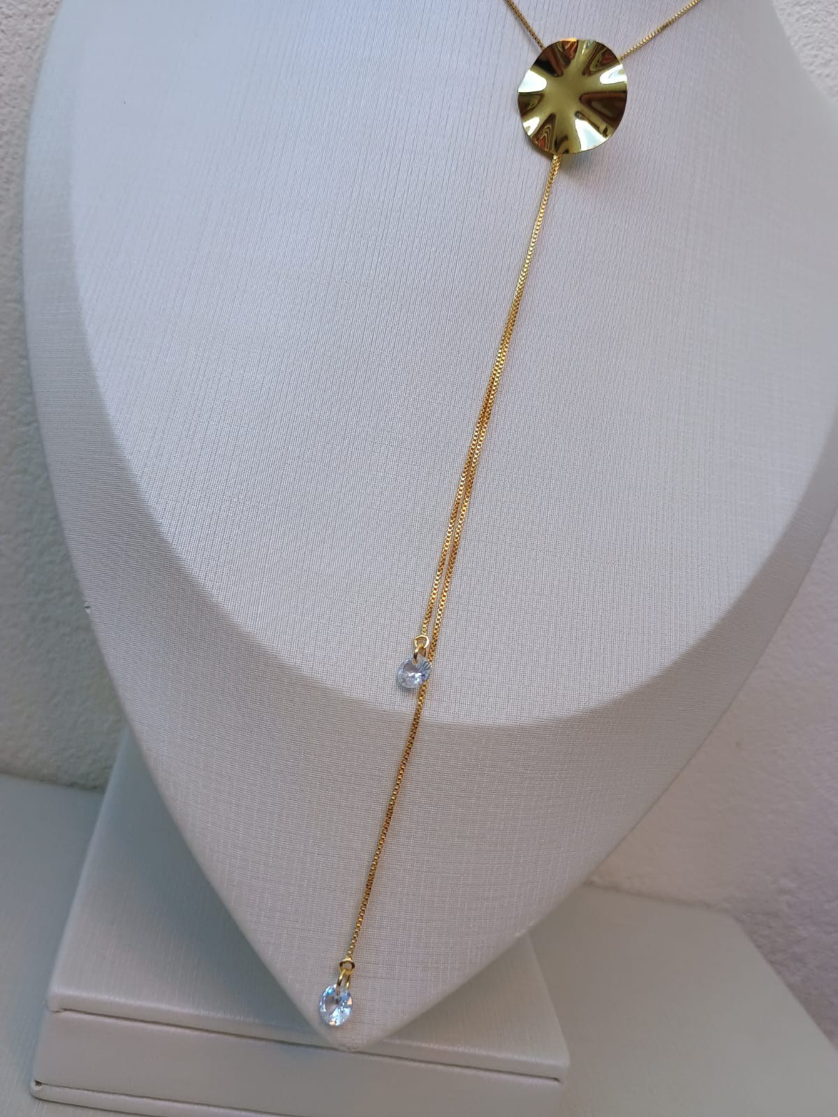 Colar gravatinha com círculo orgânico e ponta de luz