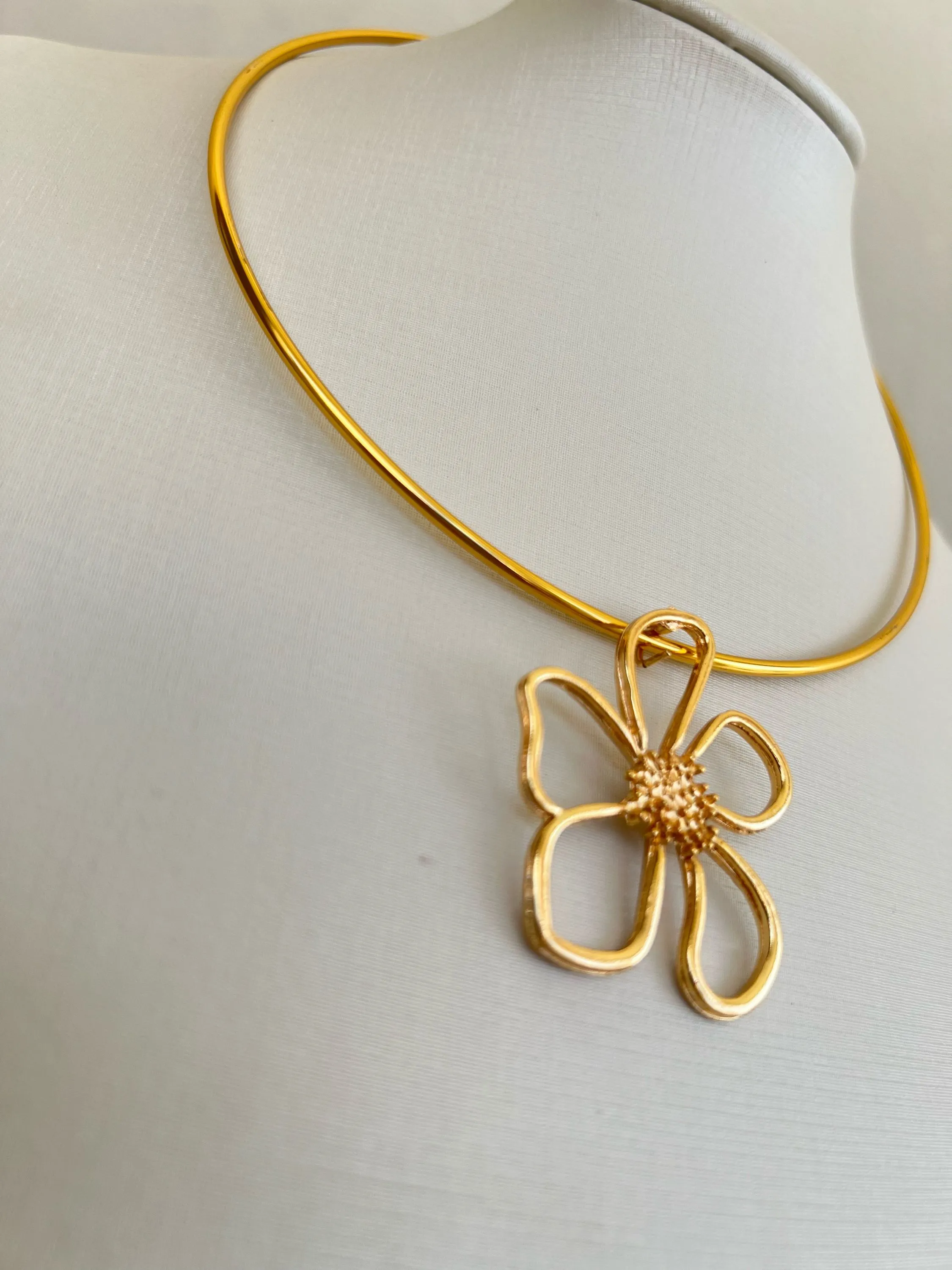 Choker aro pingente flor