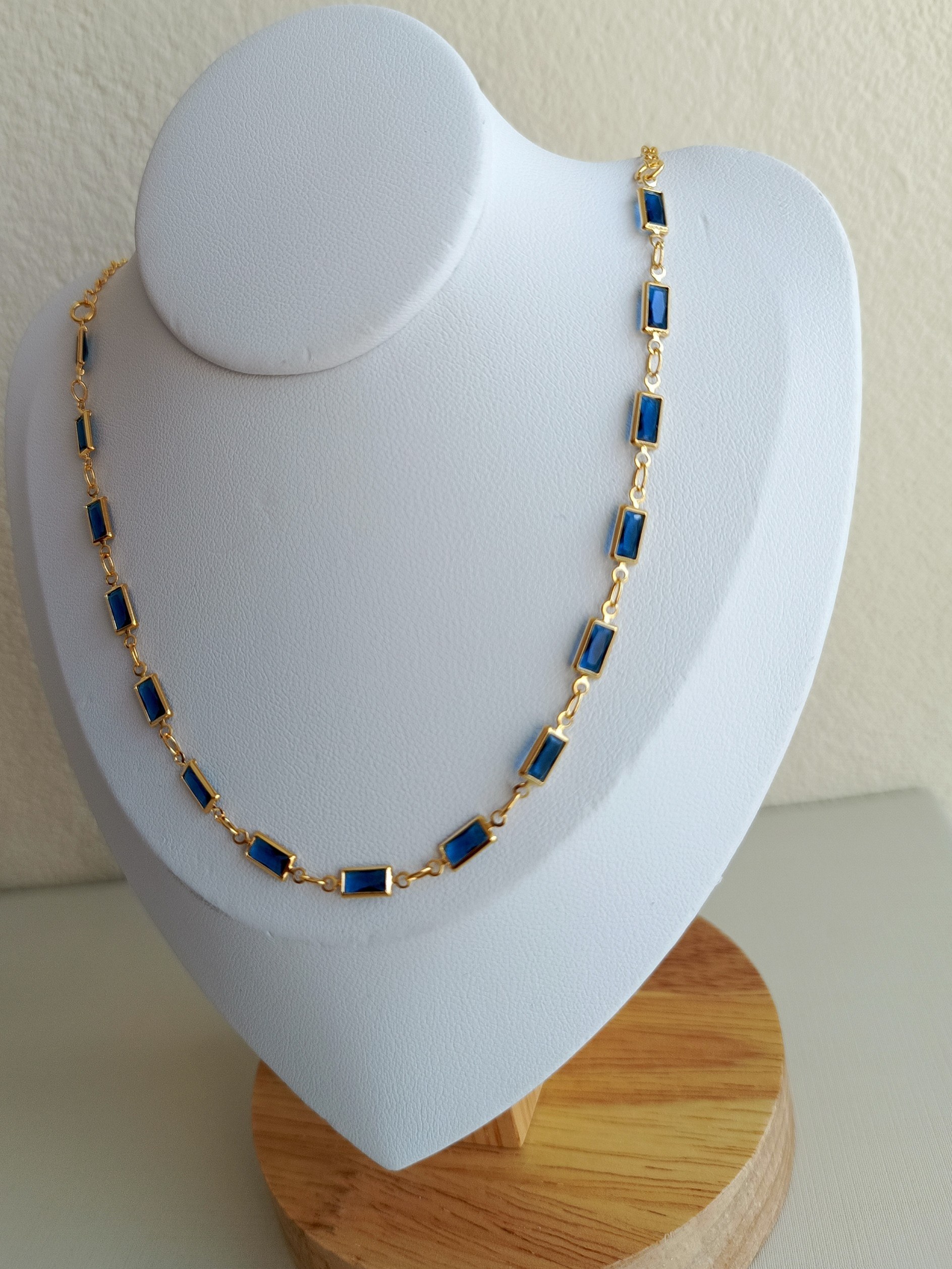 Colar dourado com pedras azuis