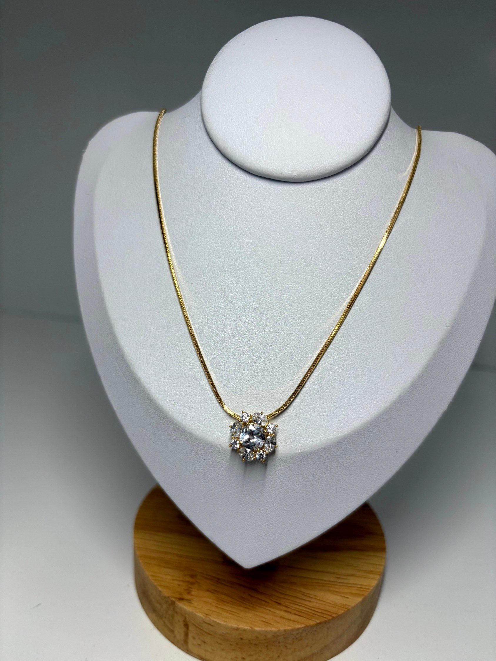Colar choker com pingente de zircônias