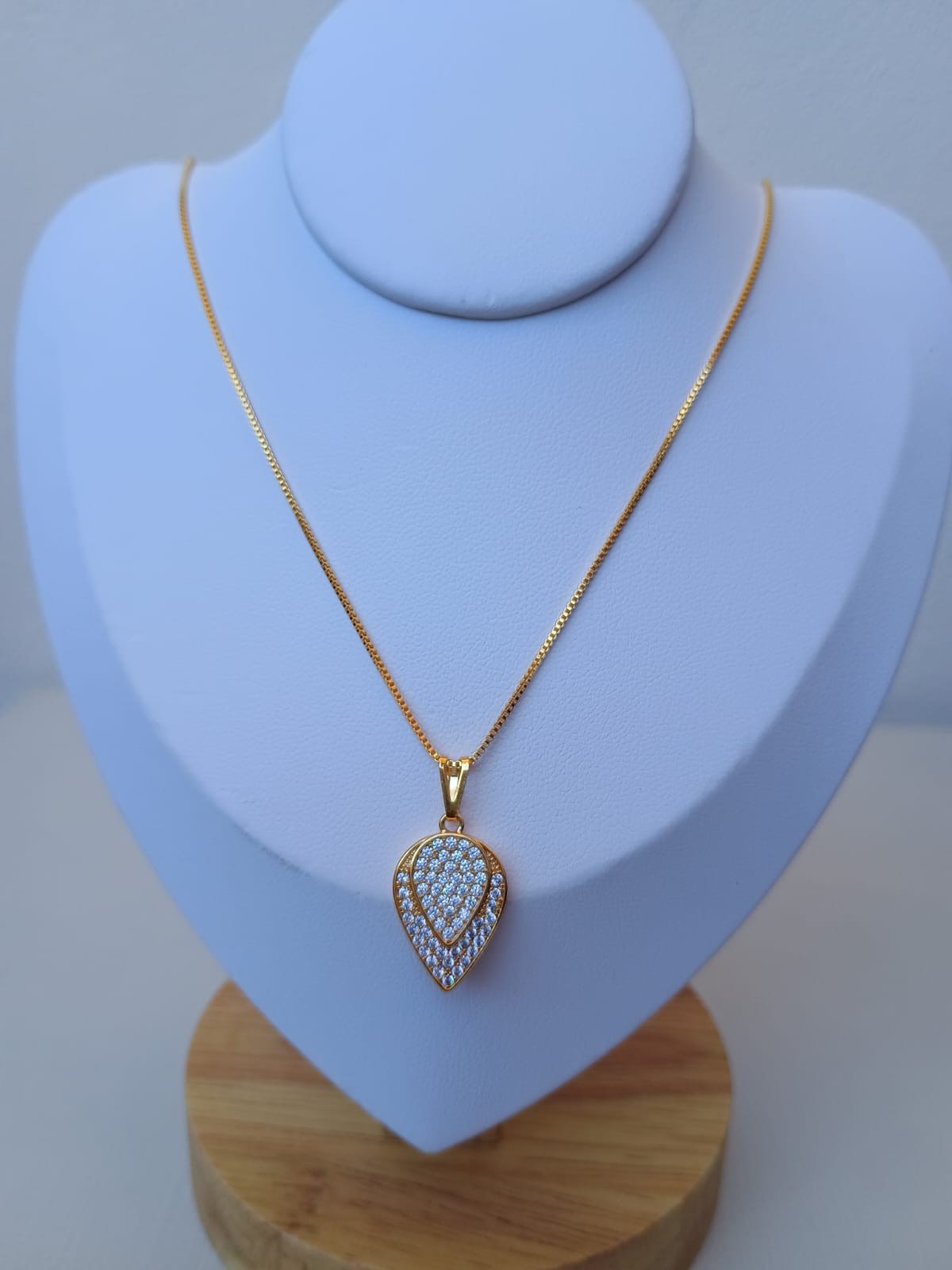 Colar com gota dupla cravejado com zircônias