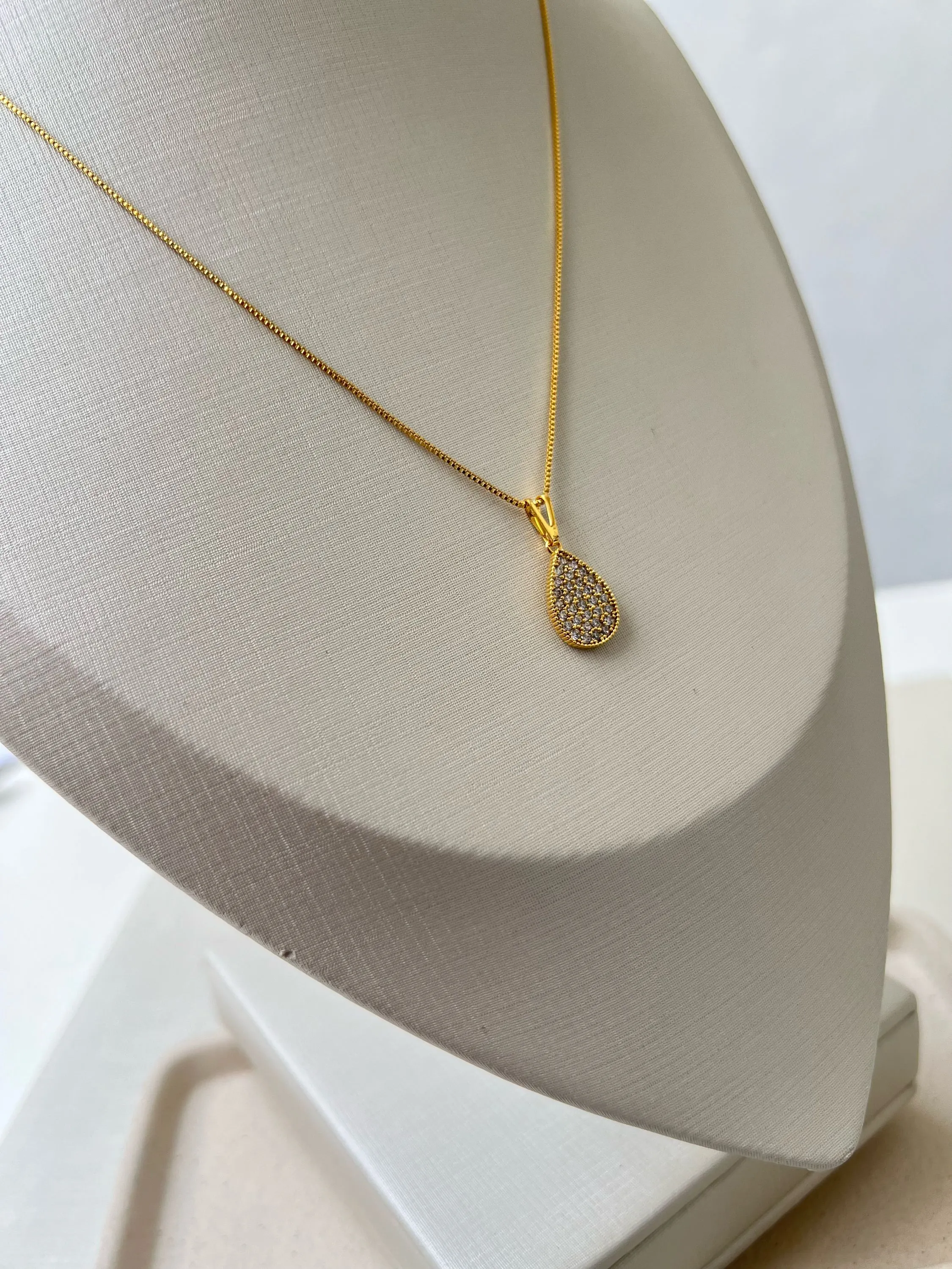 Colar pingente gota cravejado de strass