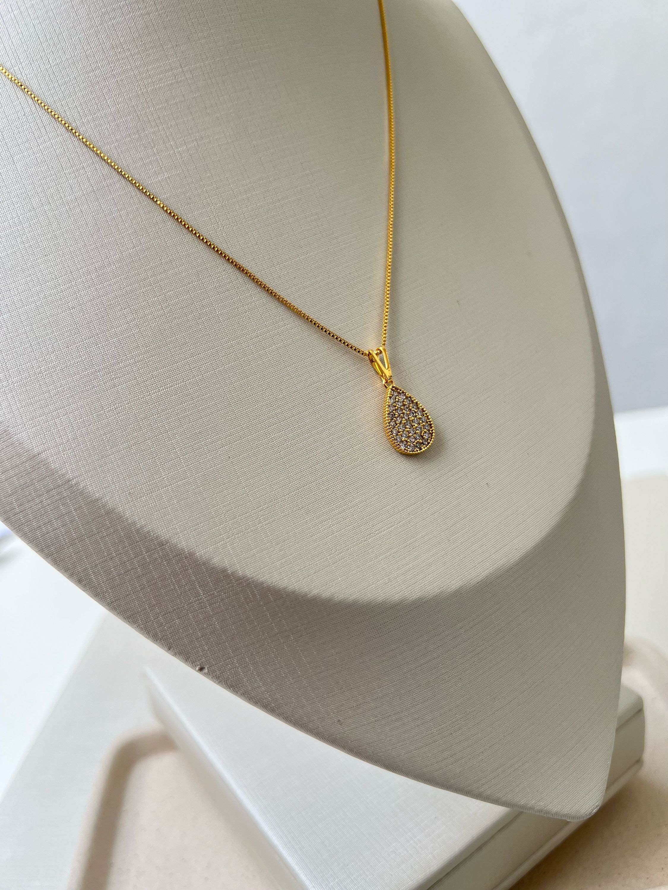 Colar pingente gota cravejado de strass