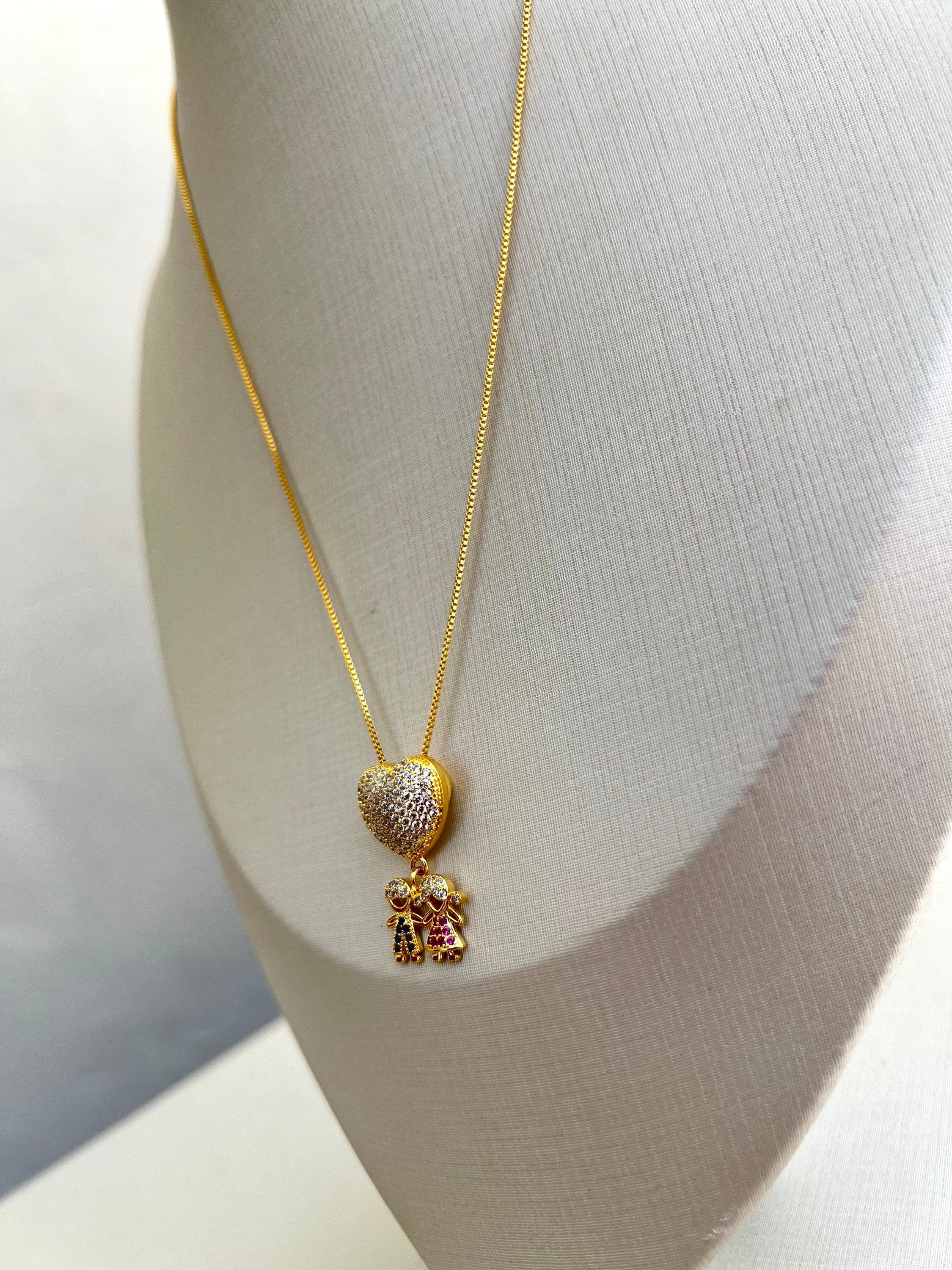 Colar com pingente de coração e casal