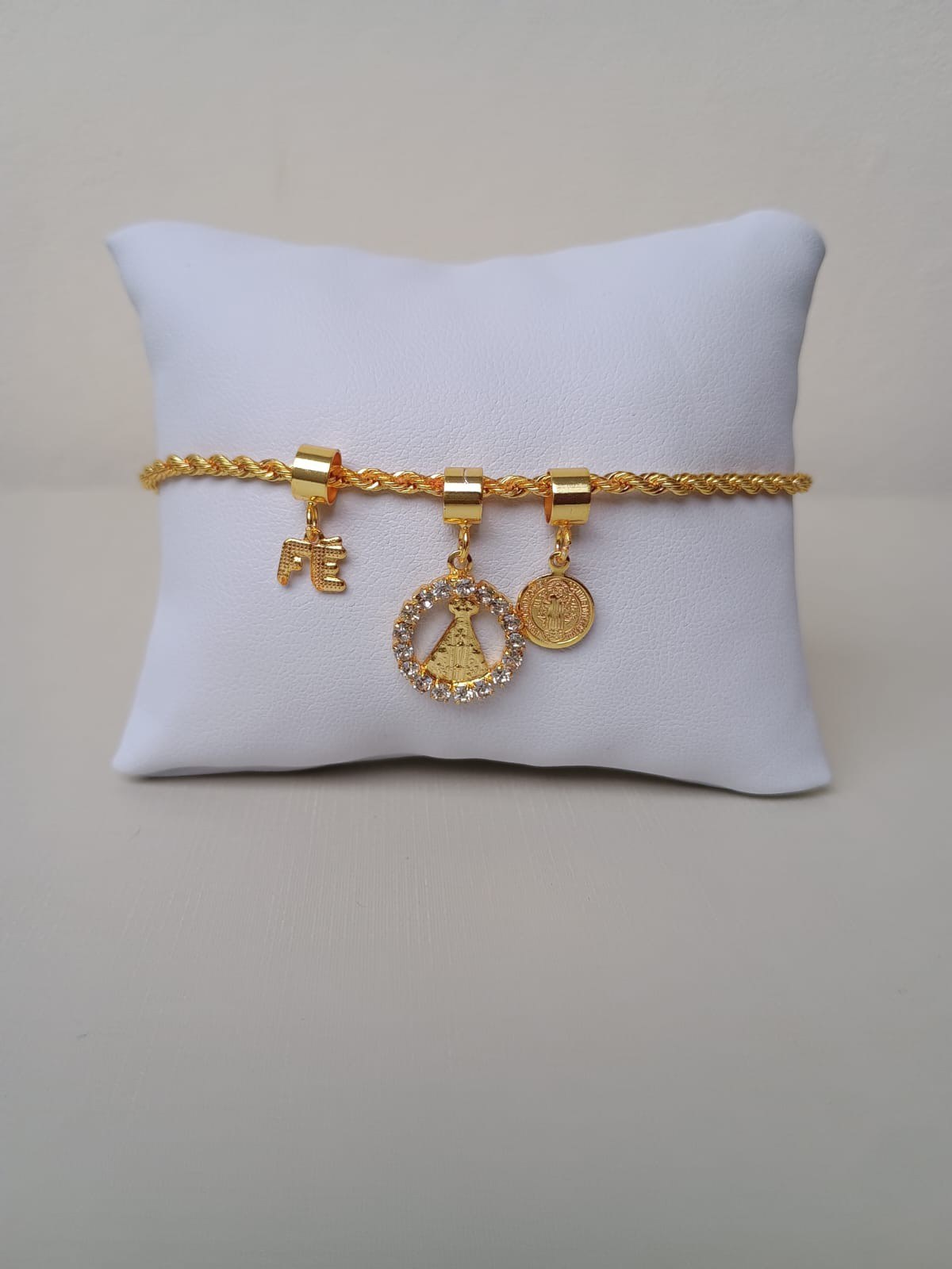 Pulseira com pingentes religiosos
