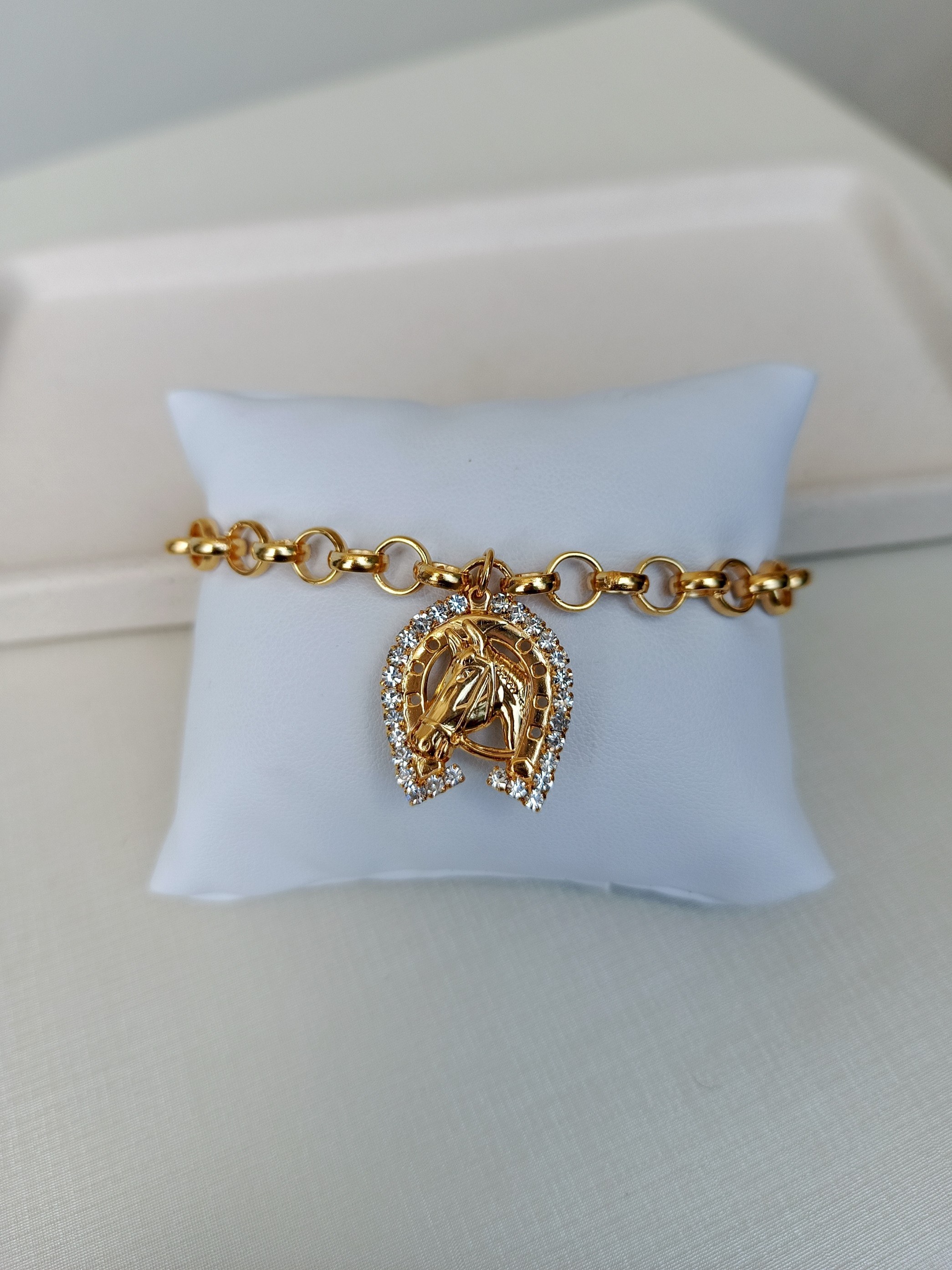 Pulseira correntaria ferradura com cavalo e strass