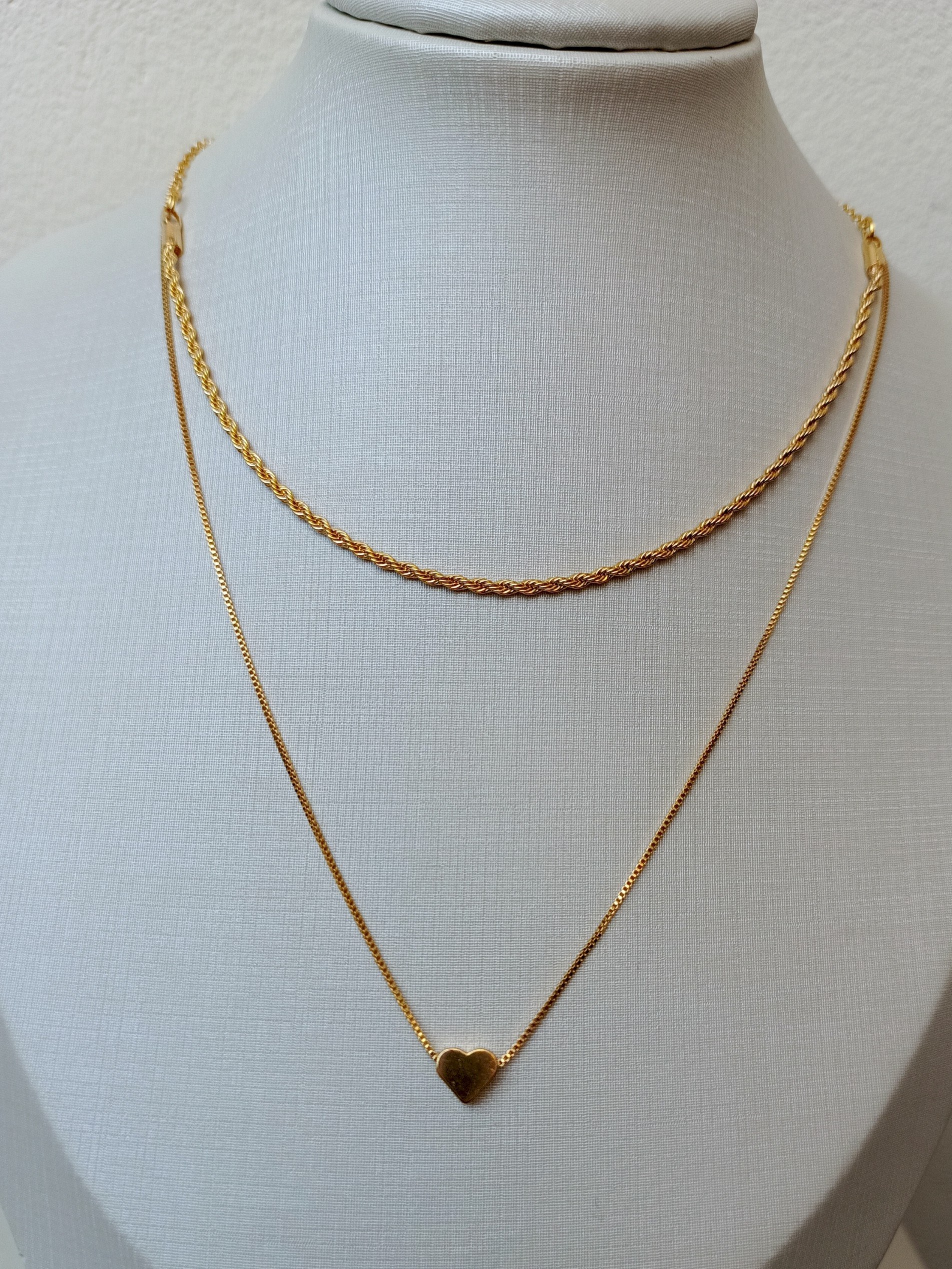 Colar duplo com pingente de coração e cordão baiano