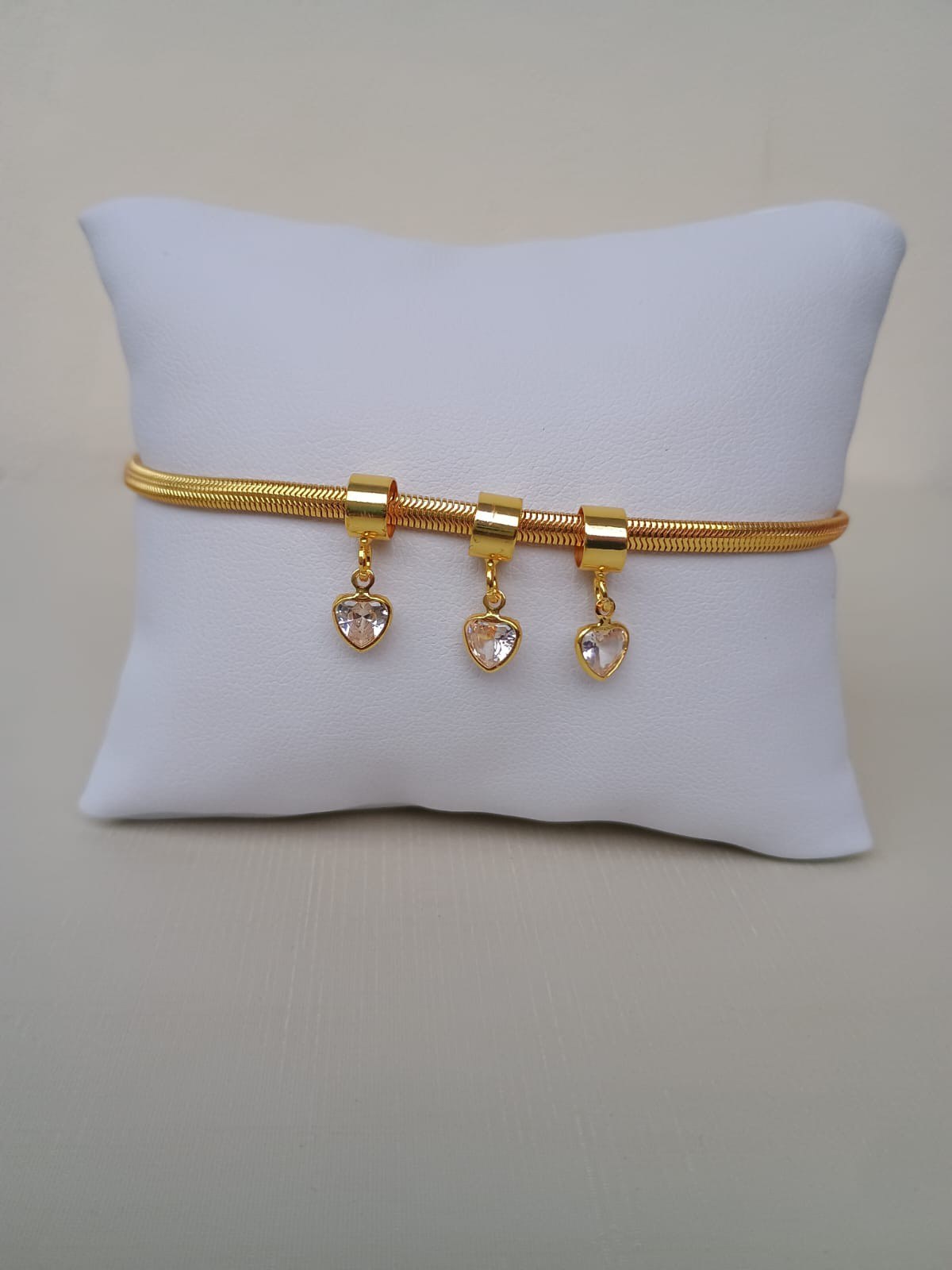 Pulseira com pingentes de zircônias de corações