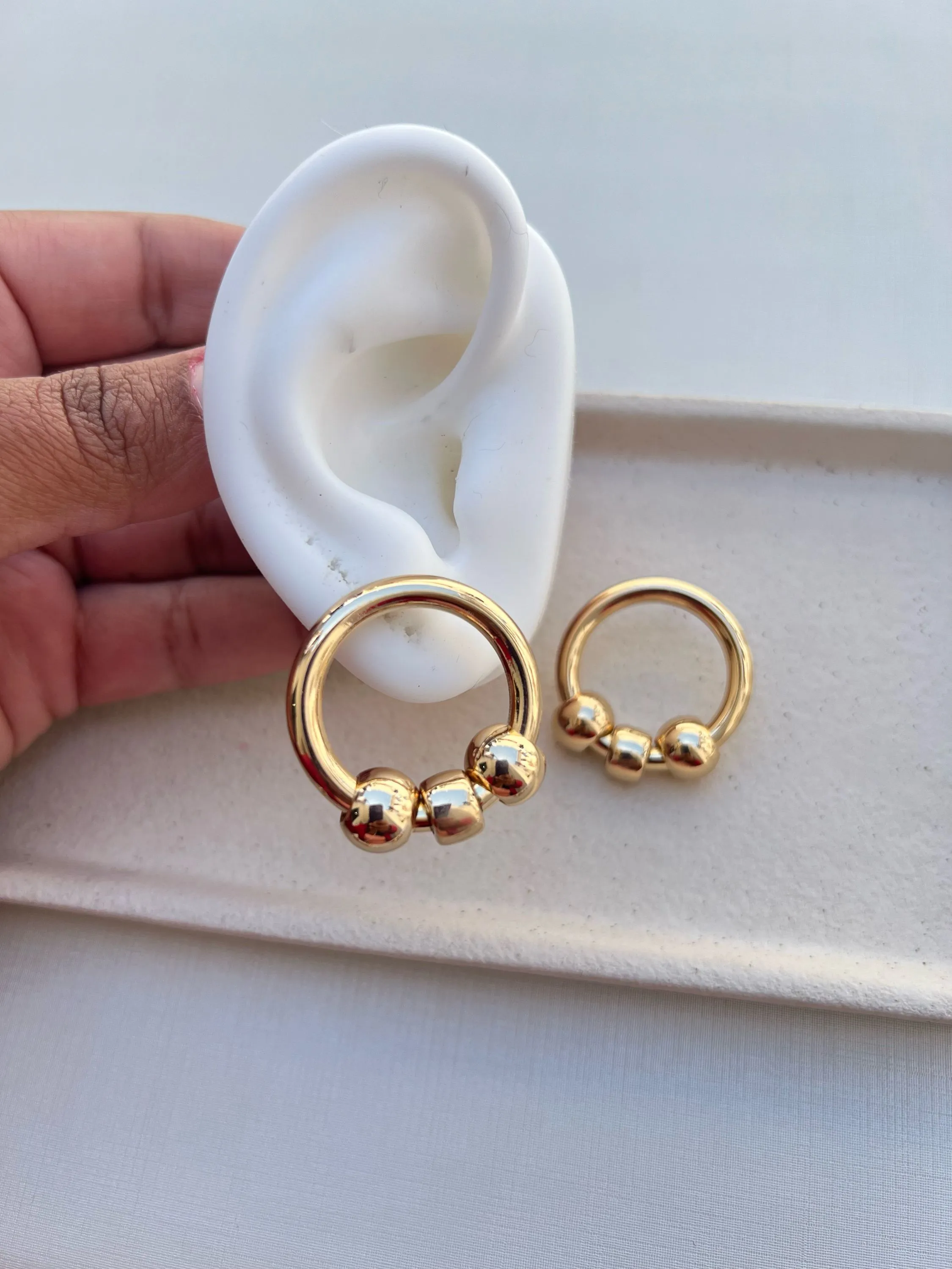 Beinco argola com detalhe