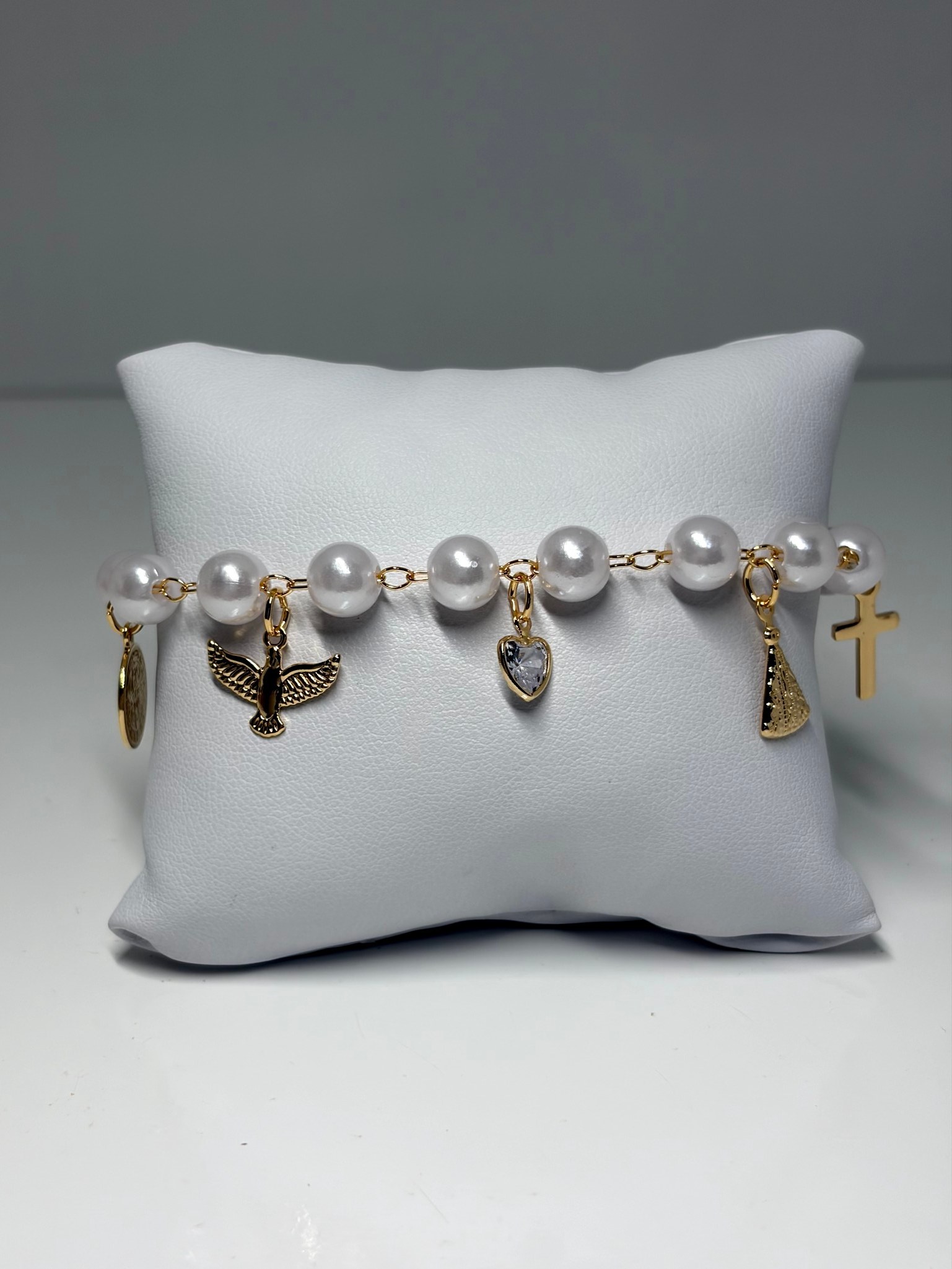 Pulseira com pingentes religiosos