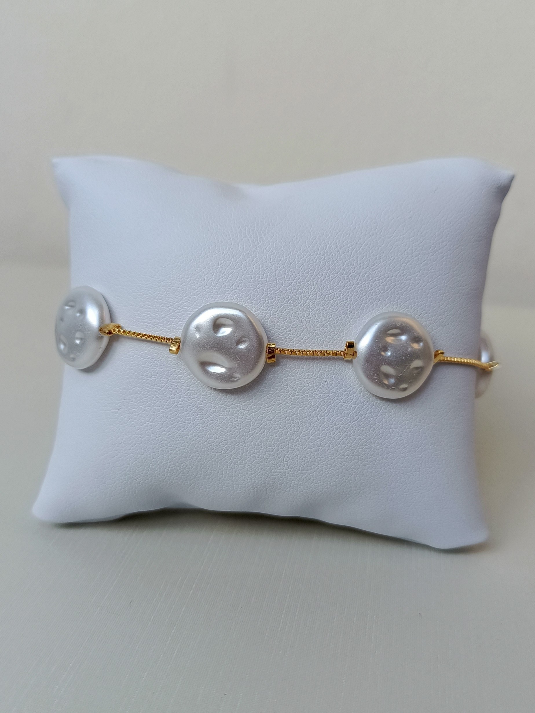 Pulseira com pérolas achatadas