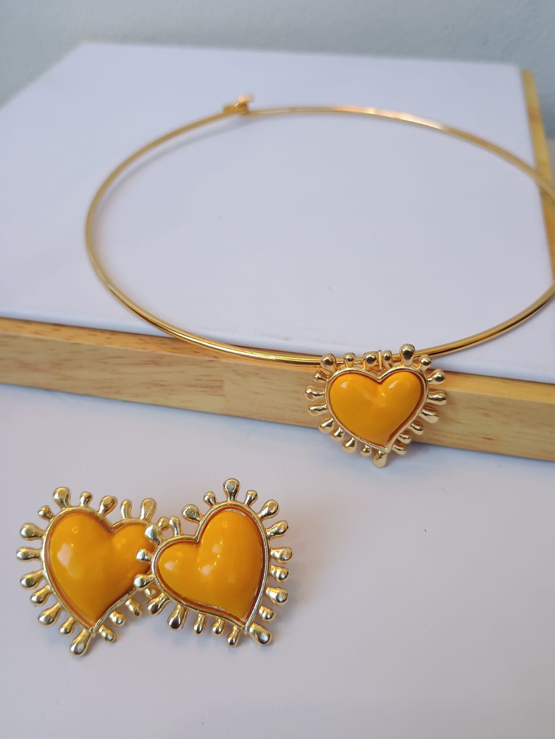 Conjunto de choker aro com coração resinado