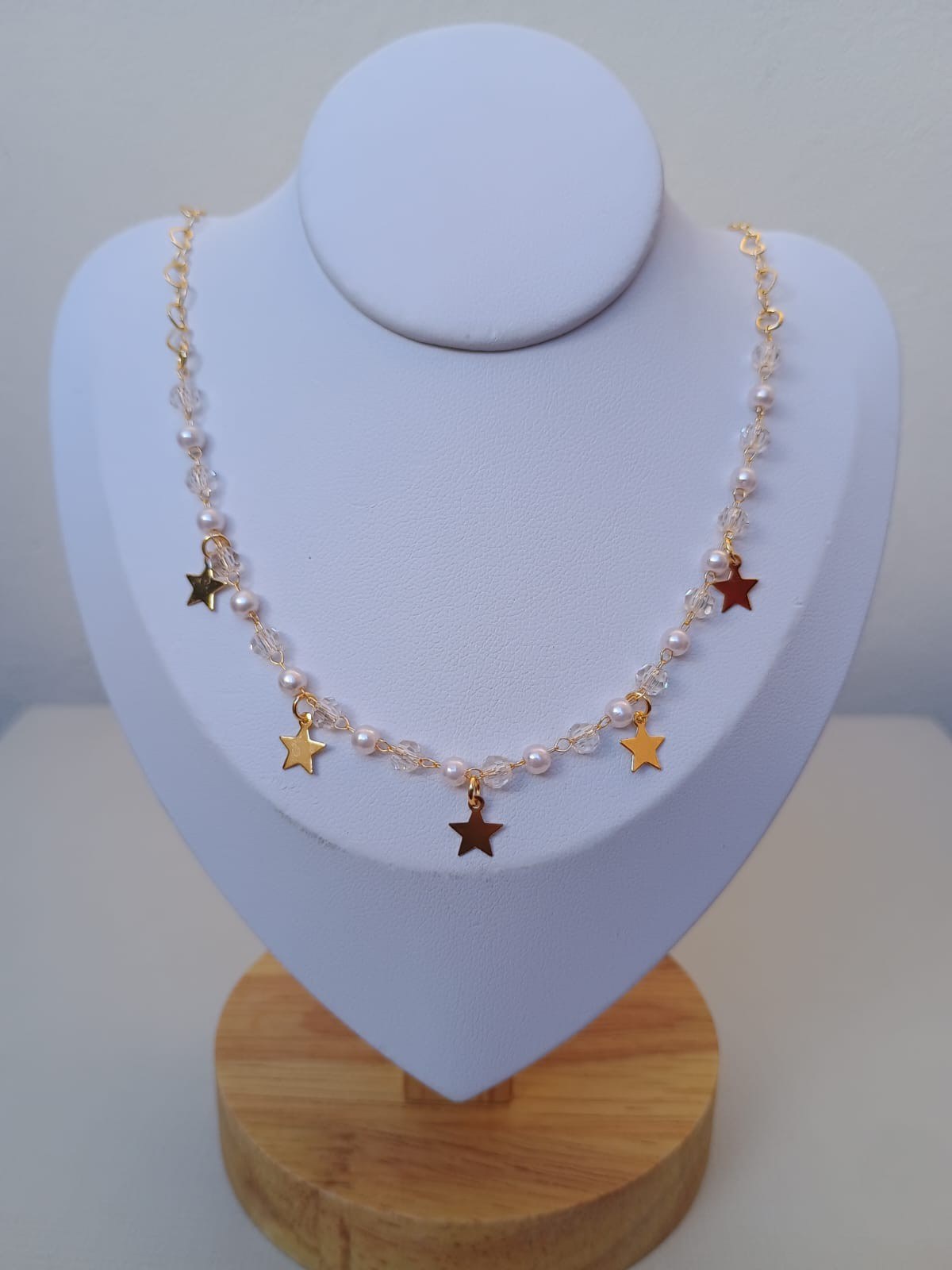 Colar com pérolas cristais e estrelas douradas