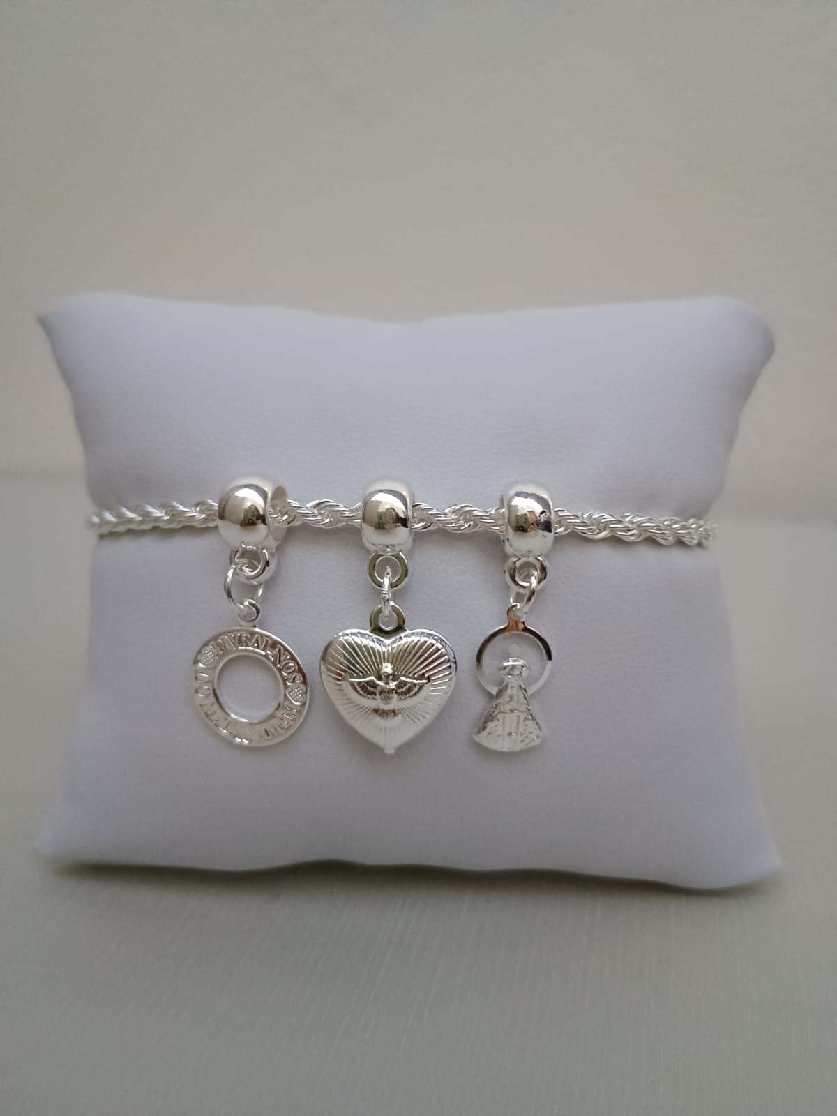 Pulseira com pingentes religiosos