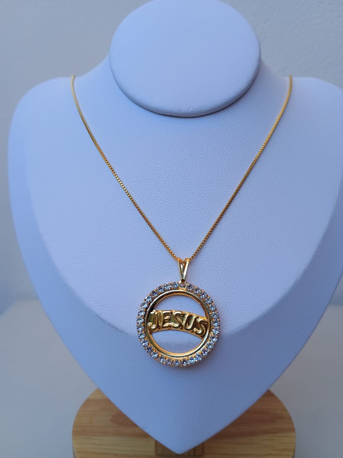 Colar com pingente circular escrito Jesus cravejado