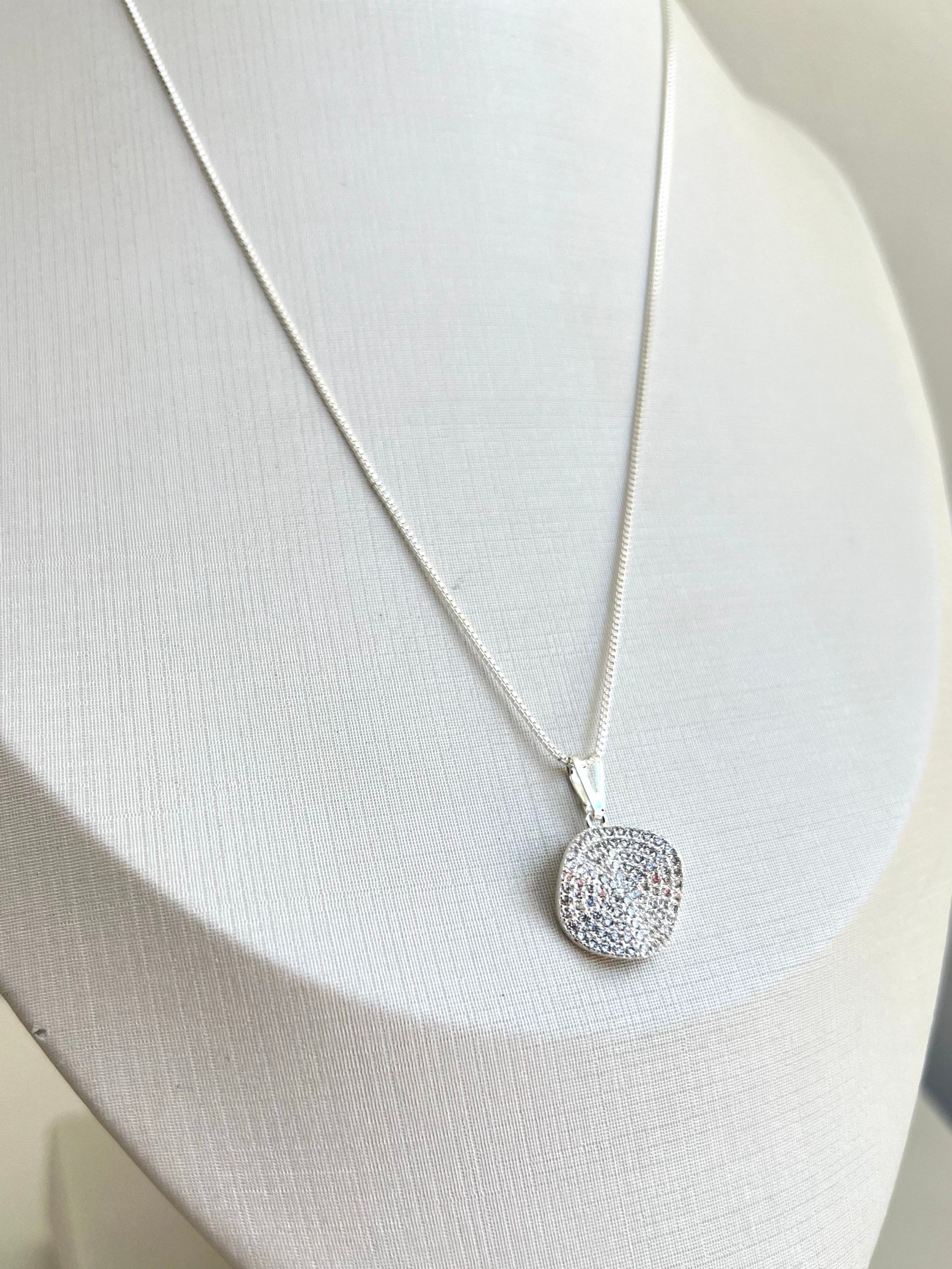 Colar folheada com pingente orgânico de strass