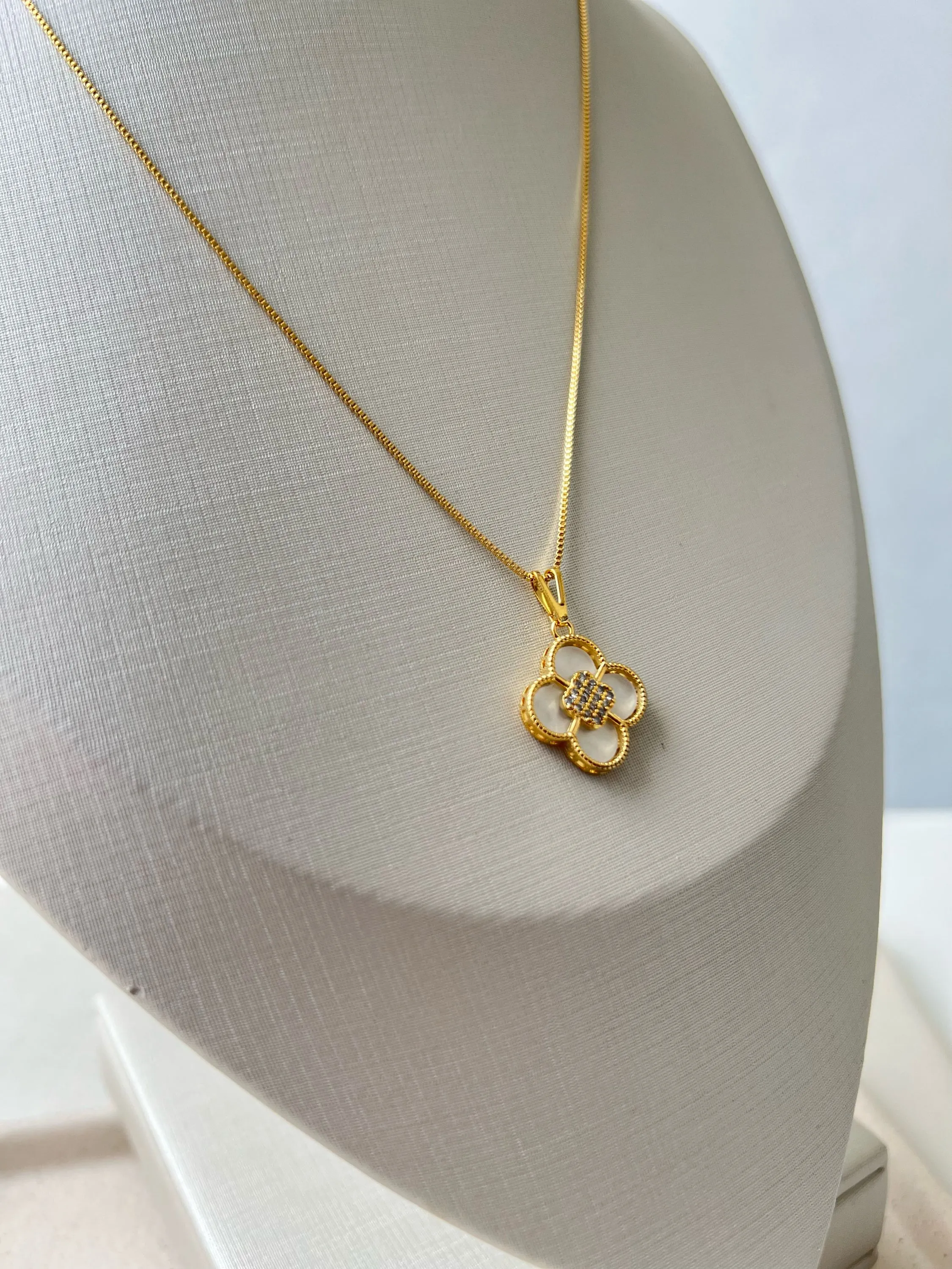 Colar pingente trevo