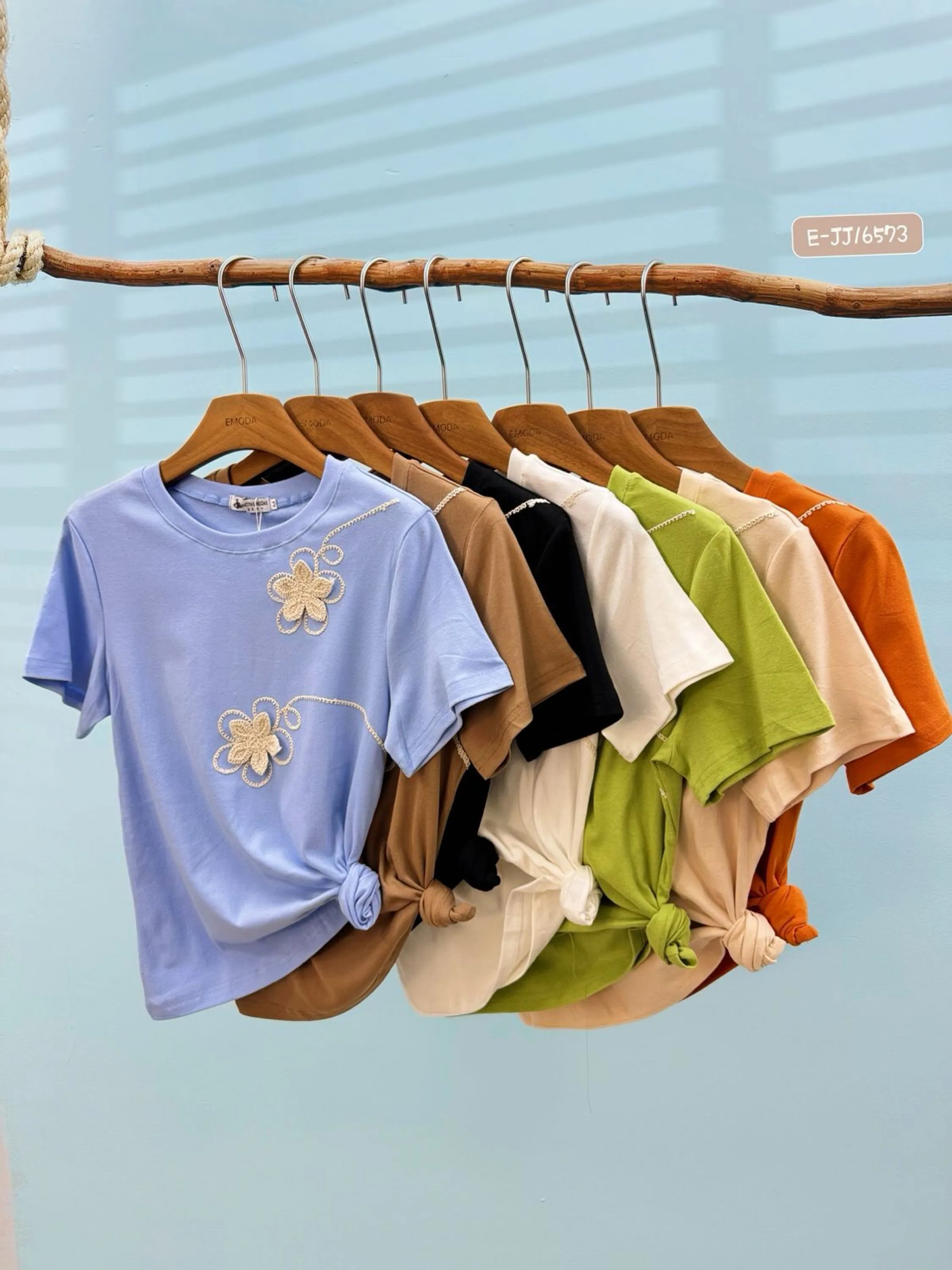 E-JJ16573. T-shirt - algodão bordado