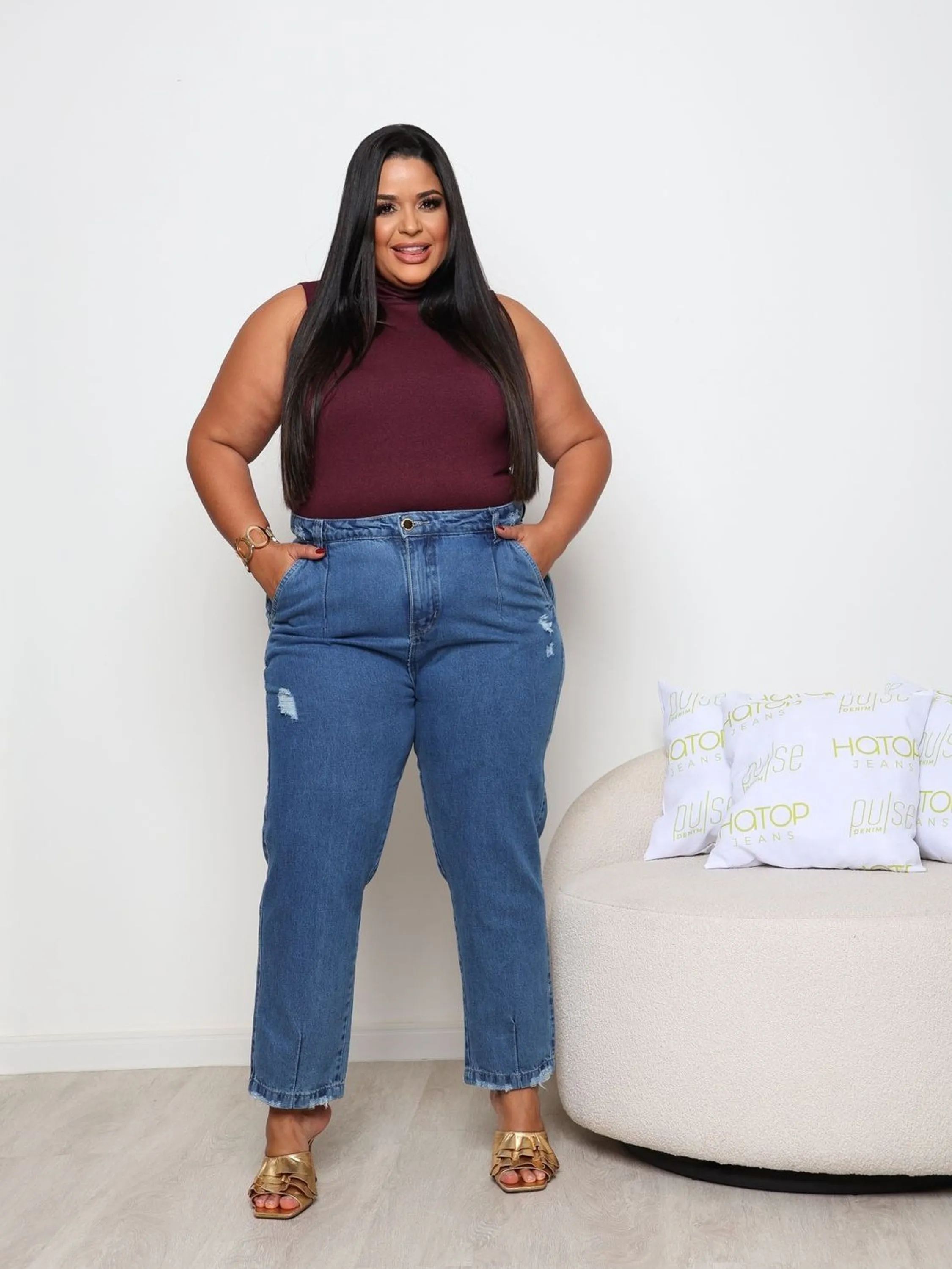 Calça Mom plus size cintura alta sem elastano bolso faca