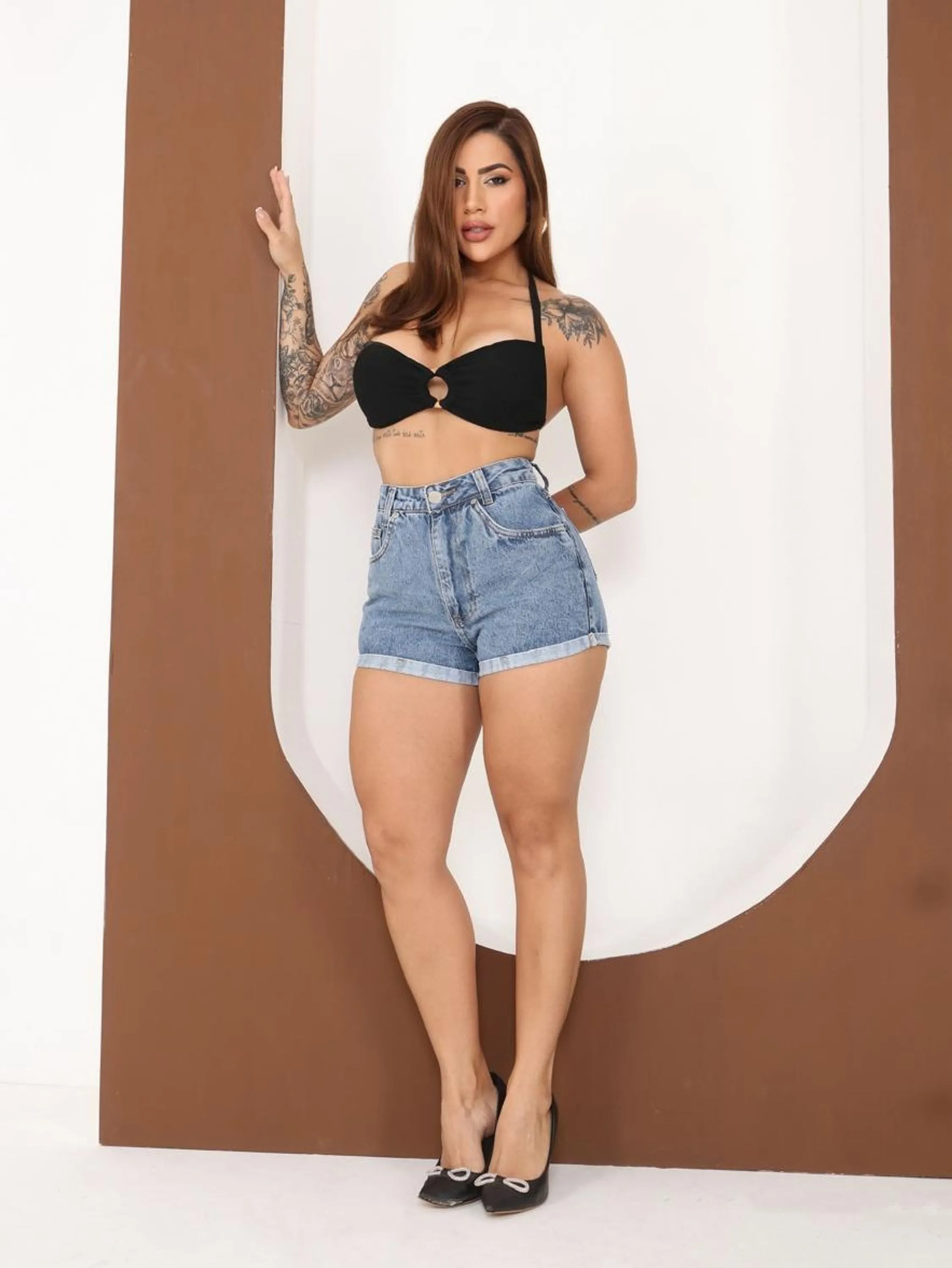 Short jeans sem elastano cintura alta com barra dobrada