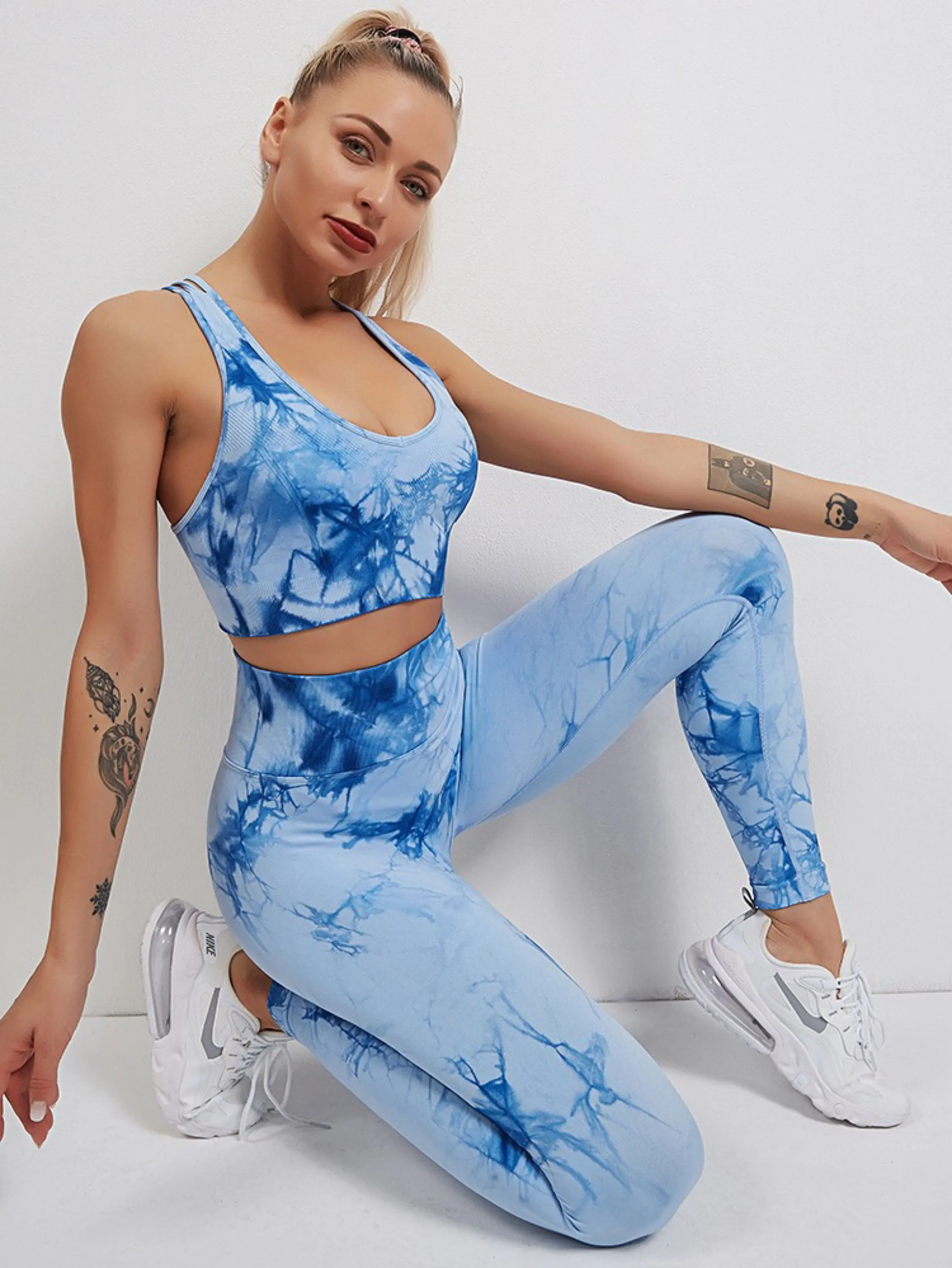 Conjunto Academia Feminina Tie Dye Calça e Top com Bojo Tecido Poliamida Não Transparente