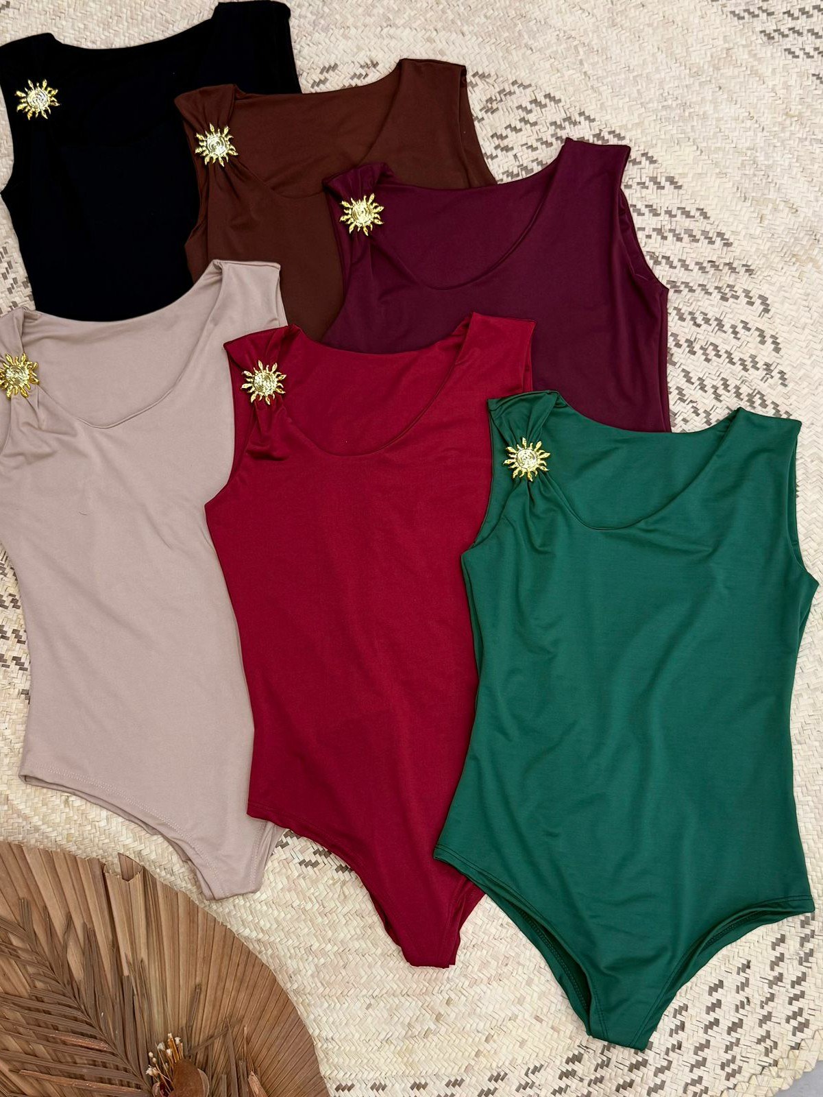 Body decote V,con fivela dourada