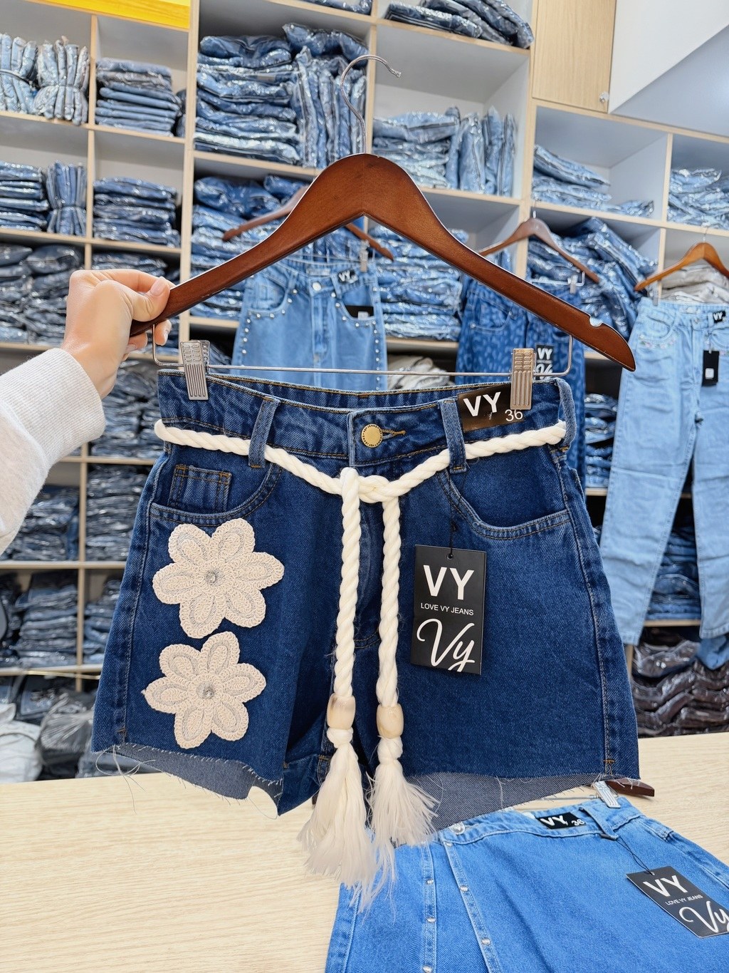 Short Jeans Feminino 2 Flores Trico Cinto de Corda Com Bolso