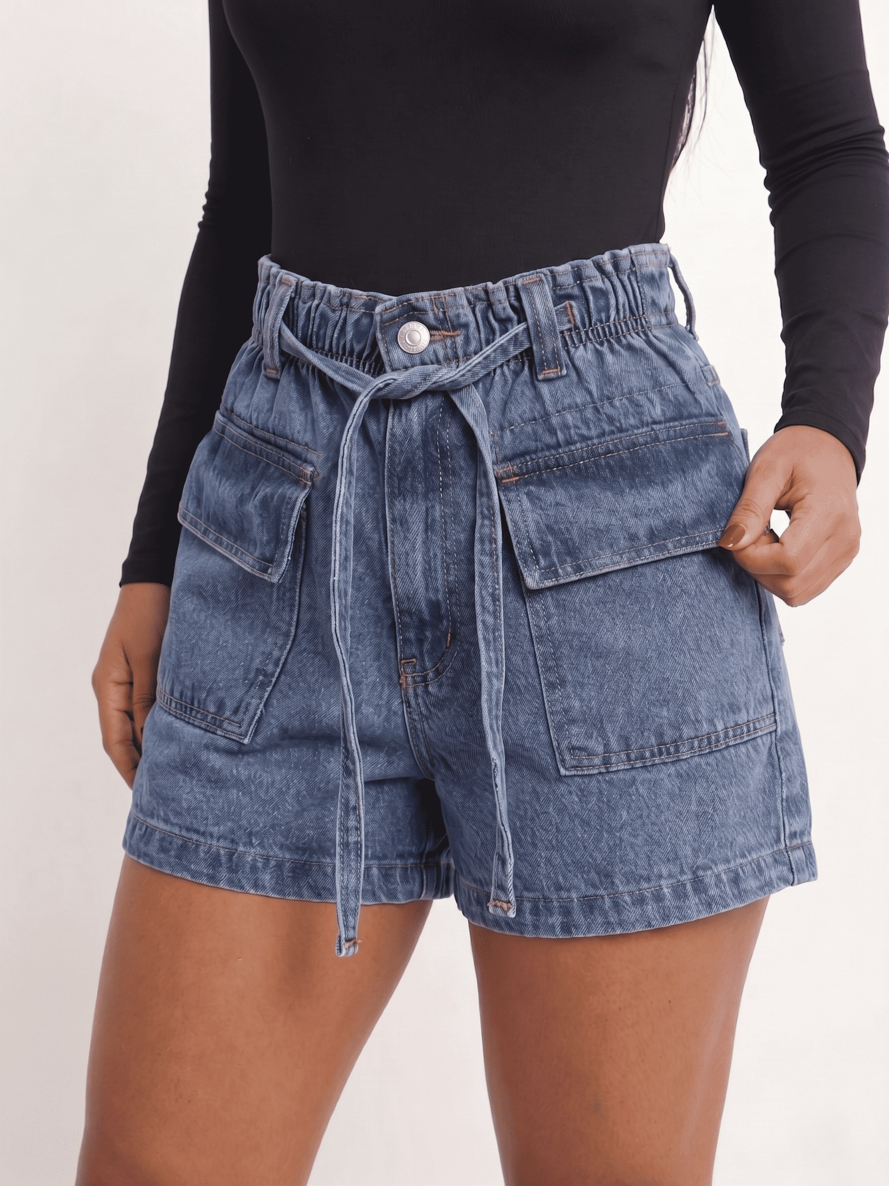 Short Jeans Feminino Cós Elástico com Bolsos Cargo e Cordinha