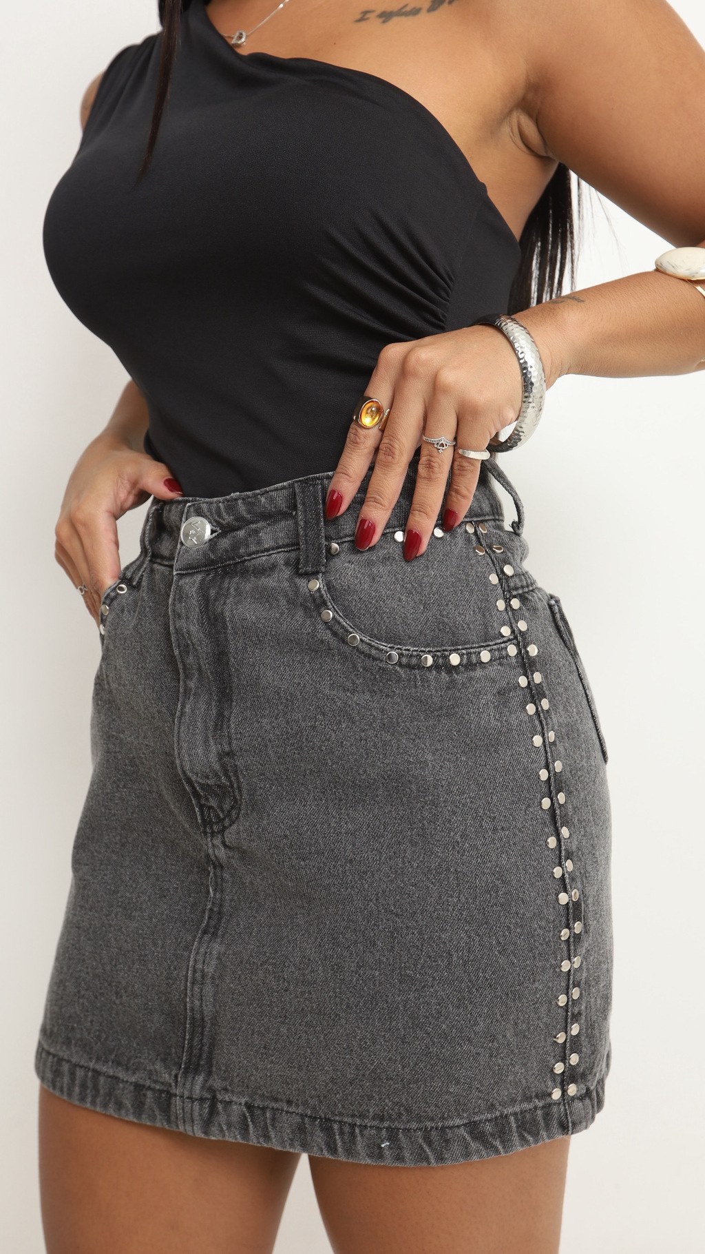 Saia Jeans Feminina Preta Aplique Tachinhas com Bolso