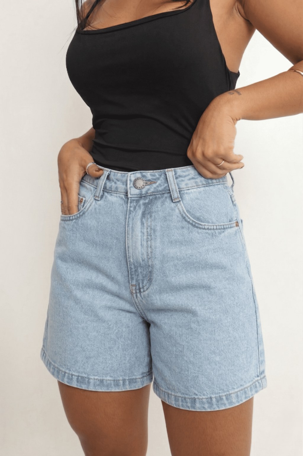Short Jeans Feminino Básico Tradicional Confortável Com Bolso
