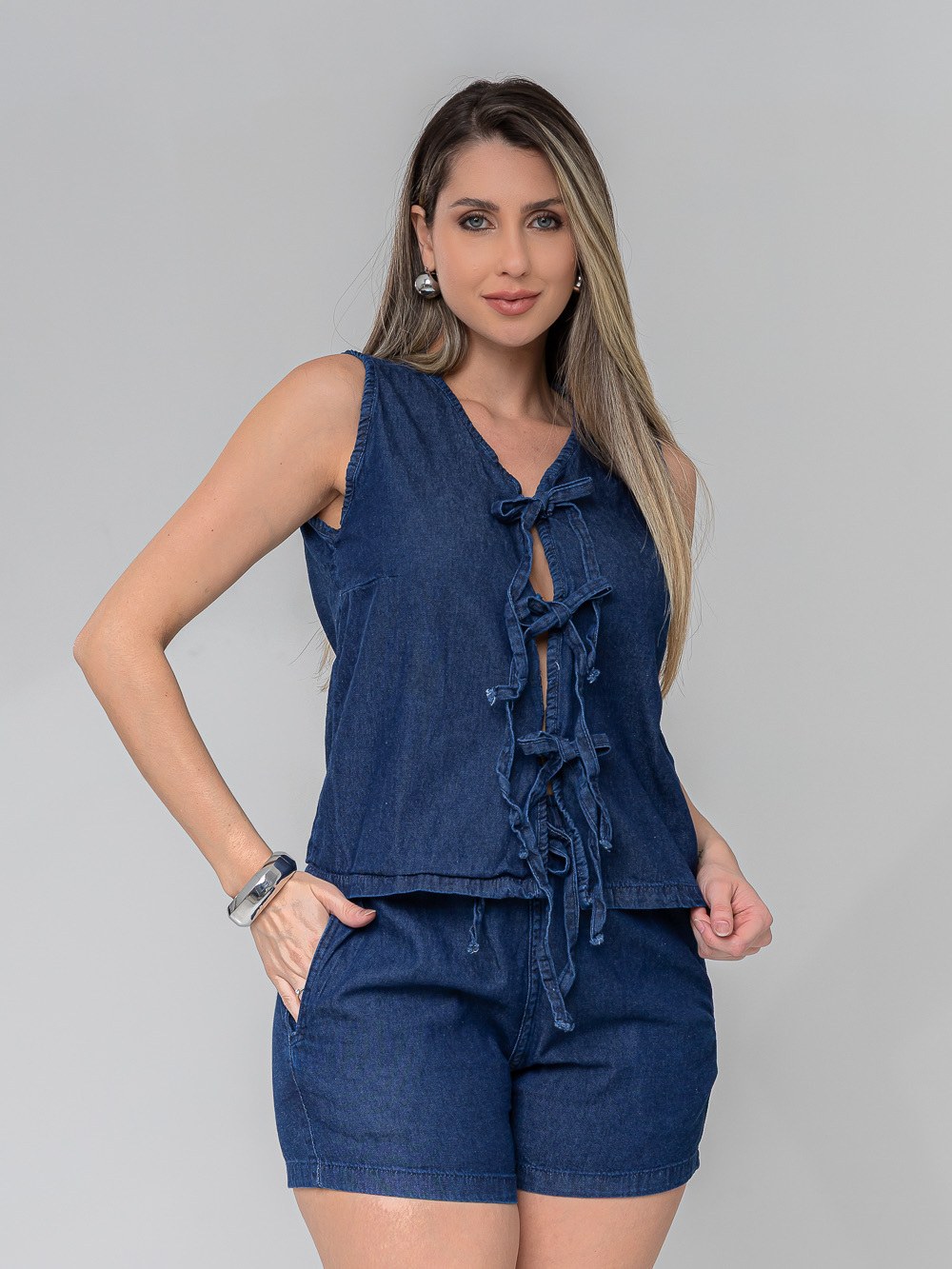 Conjunto Jeans Feminino Blusa Amarração e Short Soltinho Com Bolso